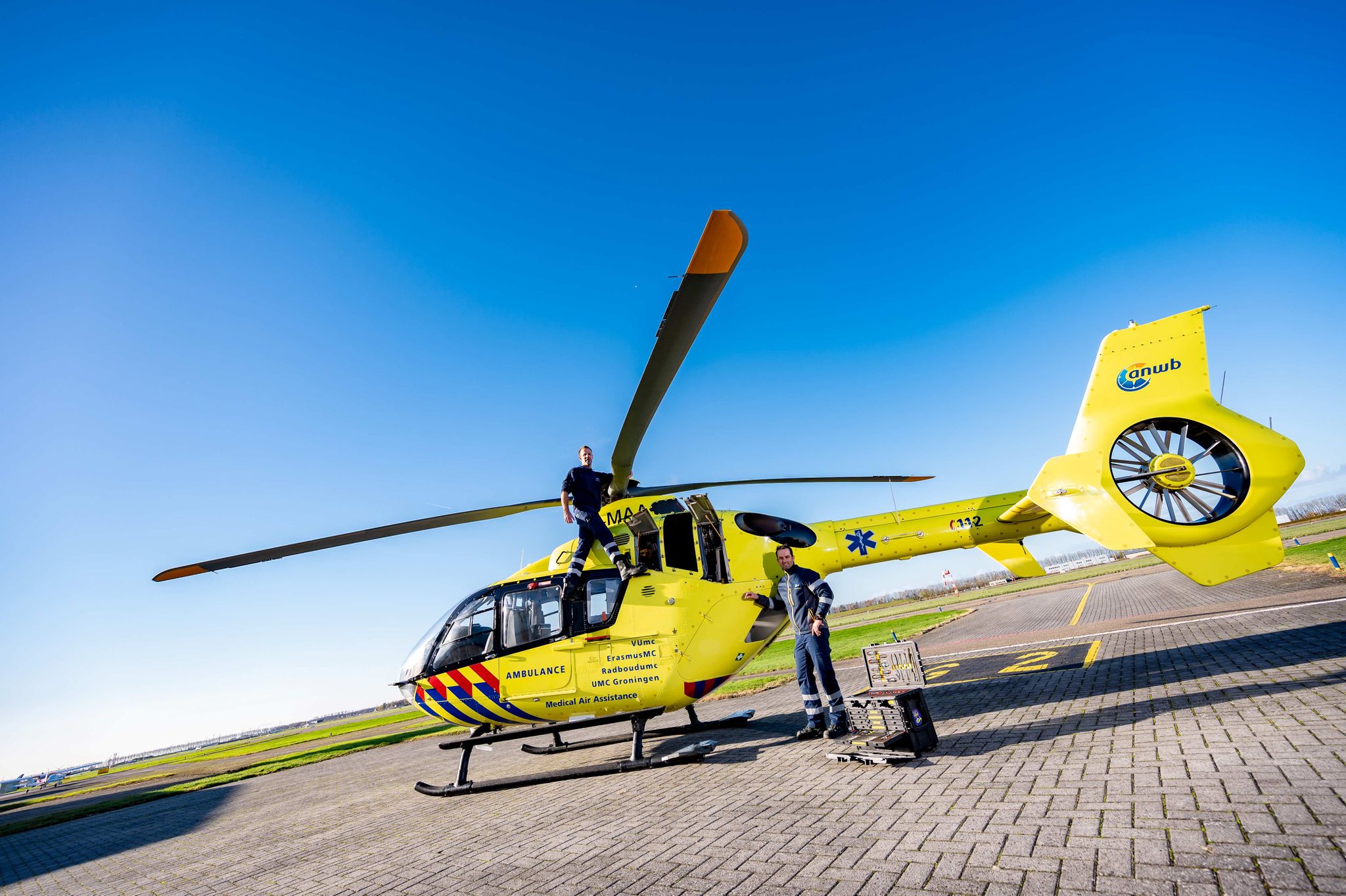 Een moderne ANWB Medical Air Assistance traumahelikopter met 2 piloten en hun gereedschap. Nu te zien tijdens de tentoonstelling bij Aviodrome.