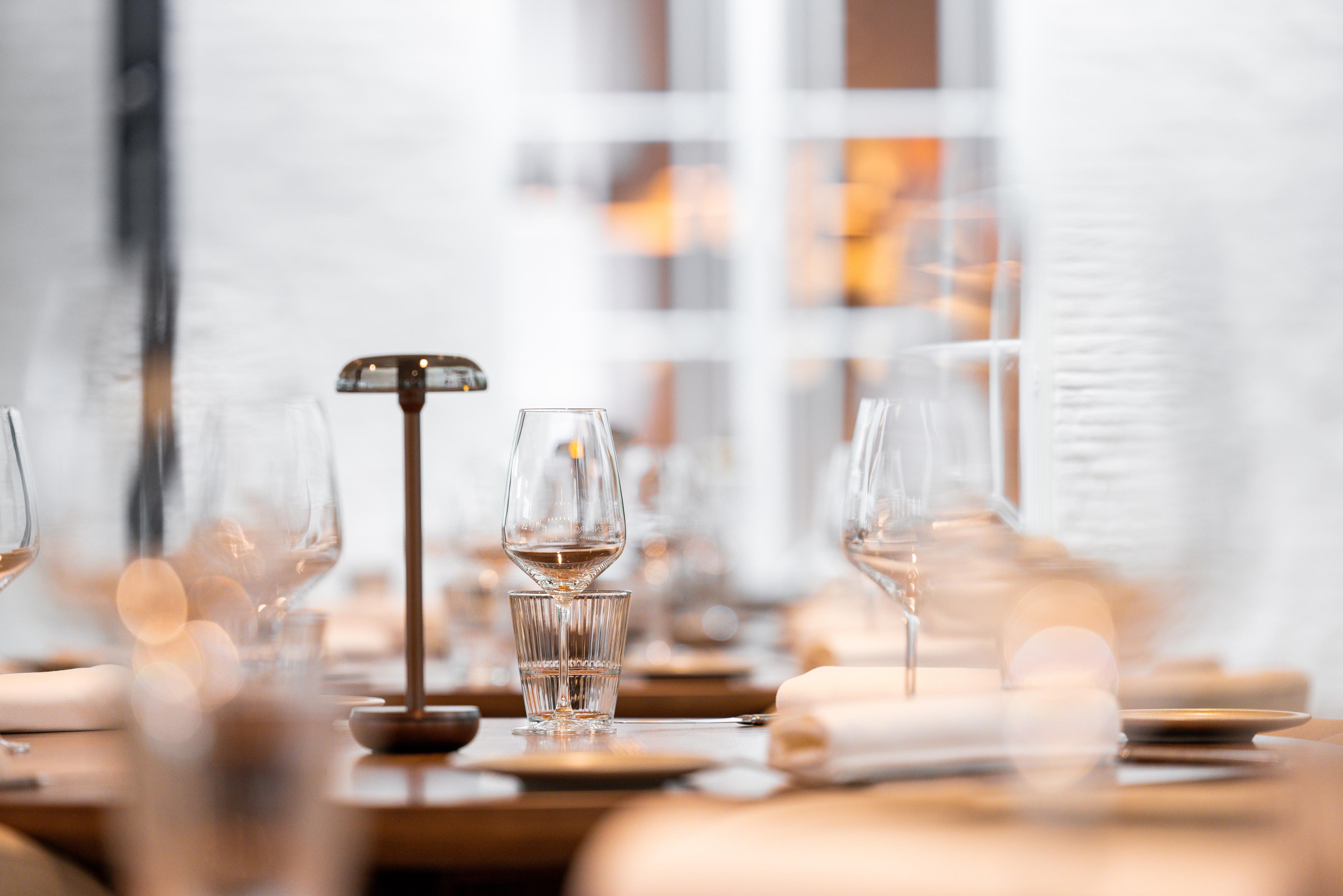 Close-up van de tafel in Orangerie Steenenburg in Kasteel Steenenburg