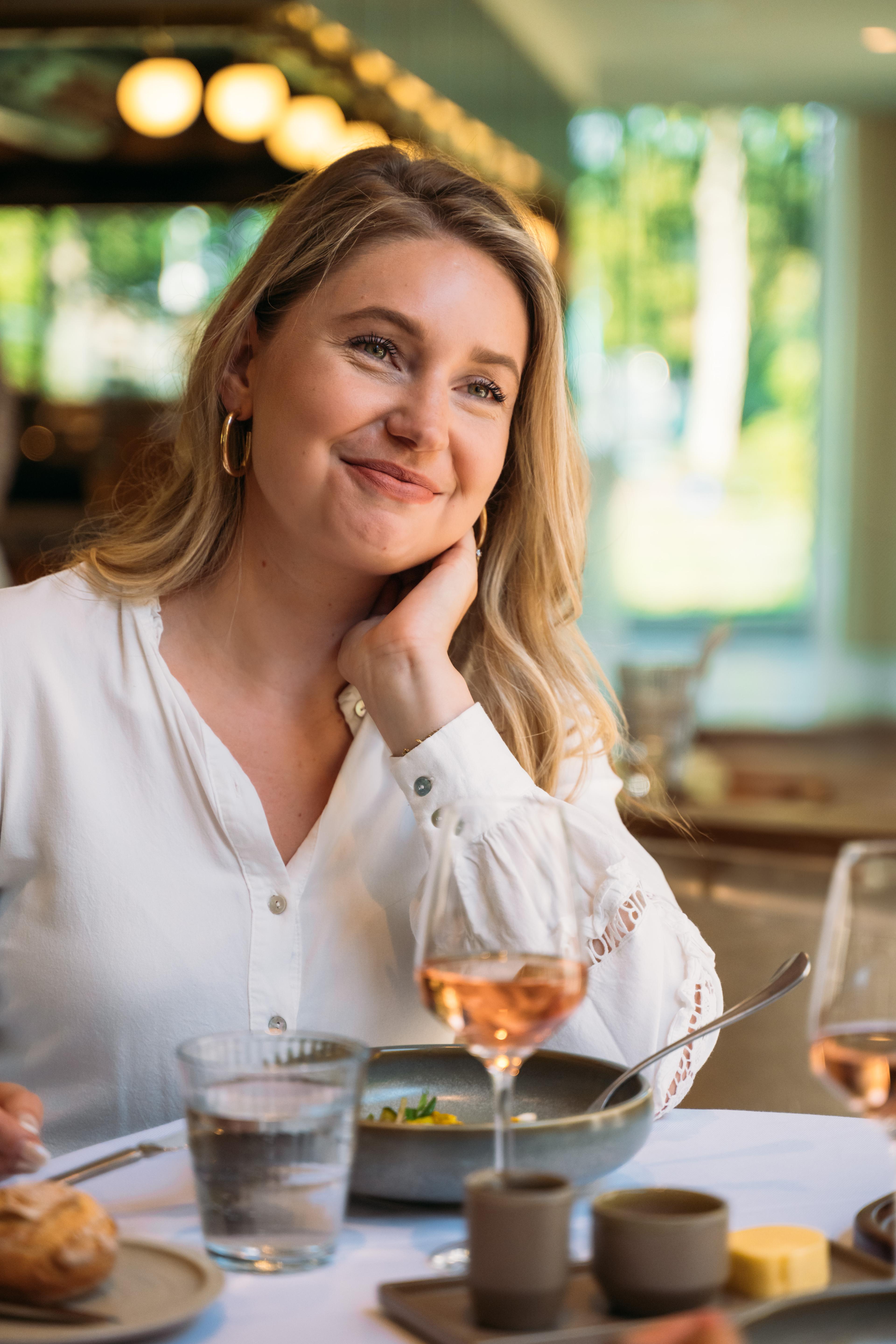Close-up van een vrouw aan het dineren in restaurant Orangerie Steenenburg in Kasteel Steenenburg
