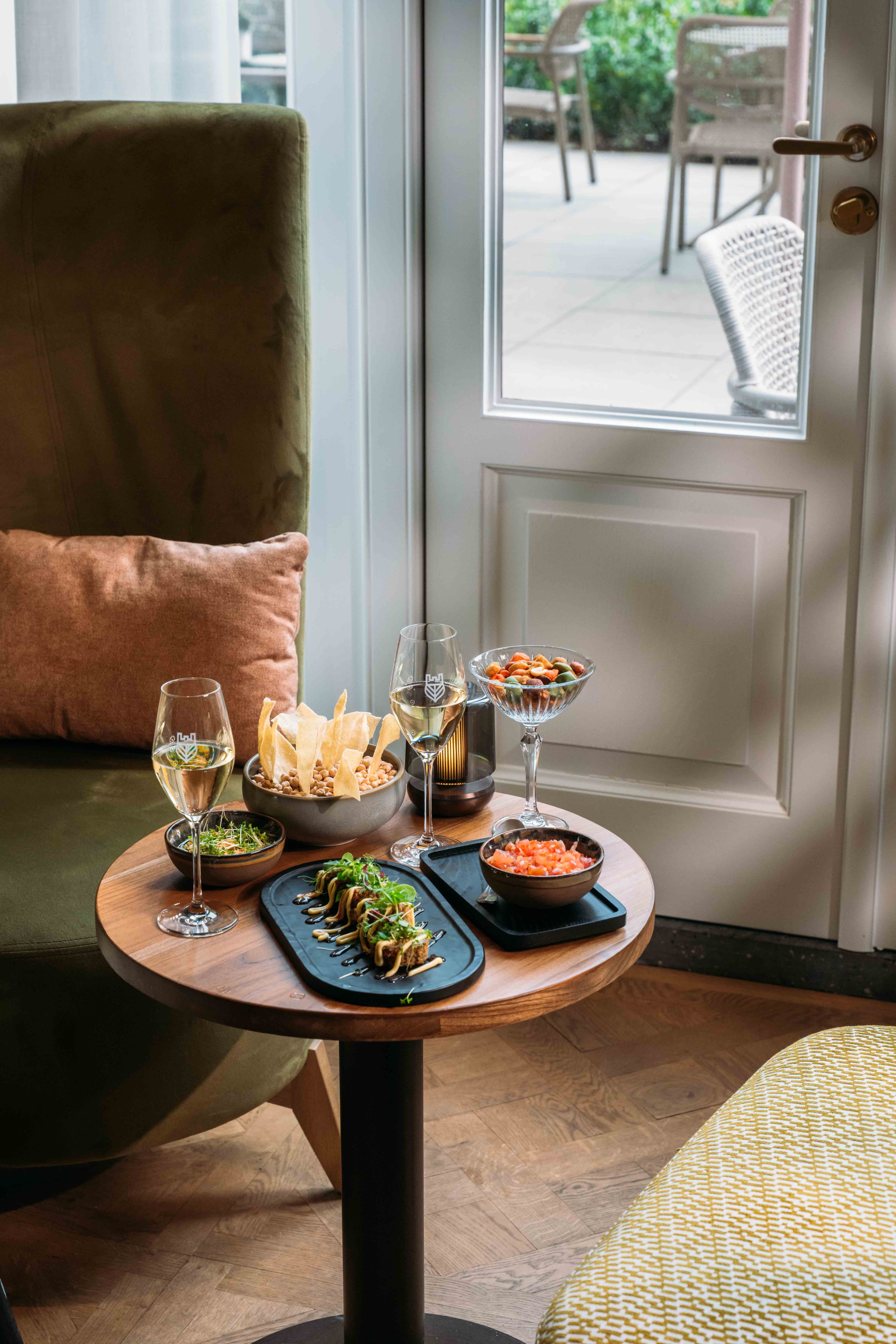 Borrelen hapjes in De Hofkamer met wijn in Kasteel Steenenburg