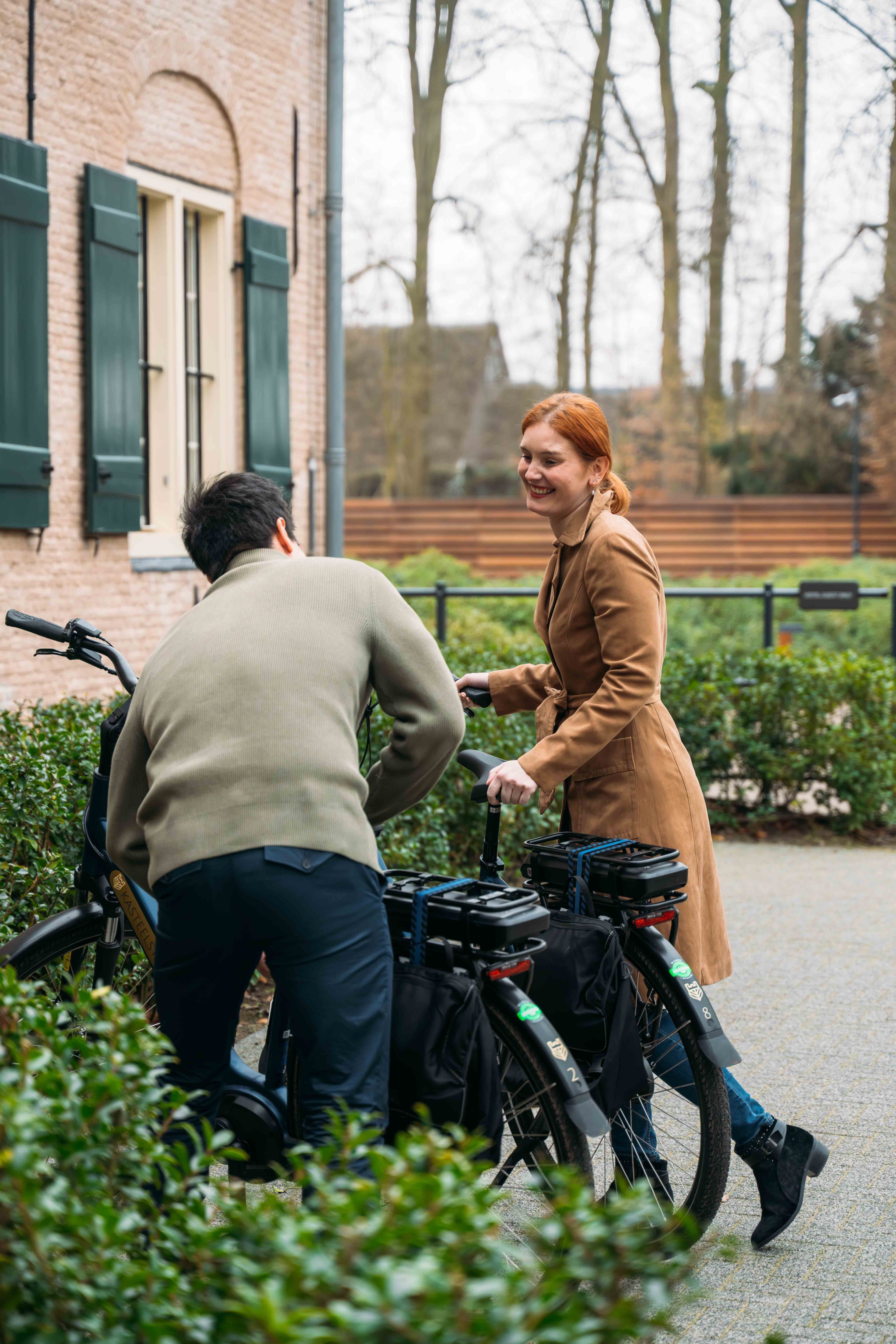 Koppel met fietsen bij Kasteel Steenenburg