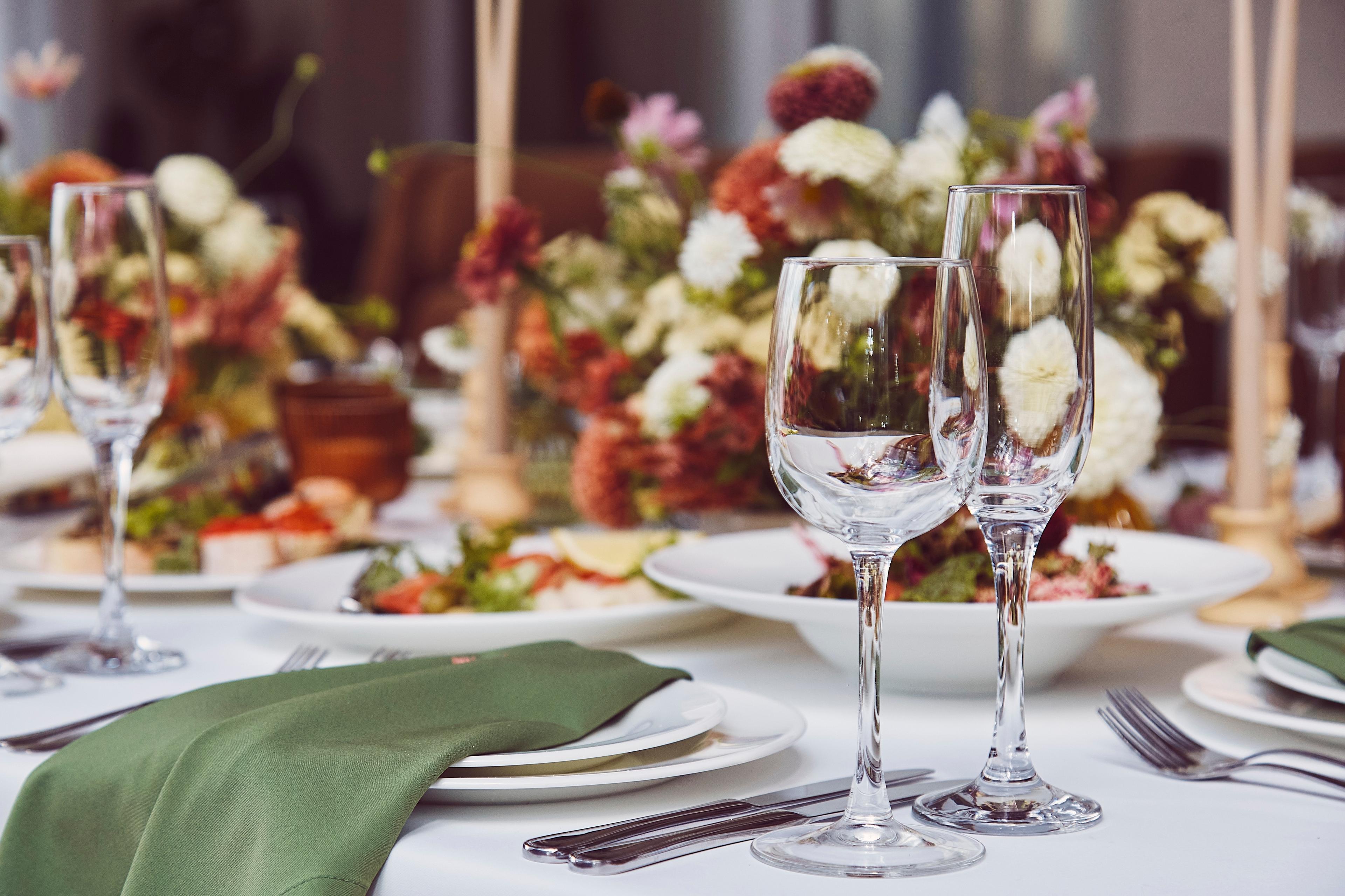 Gedekte tafel bij diner in Kasteel Steenenburg