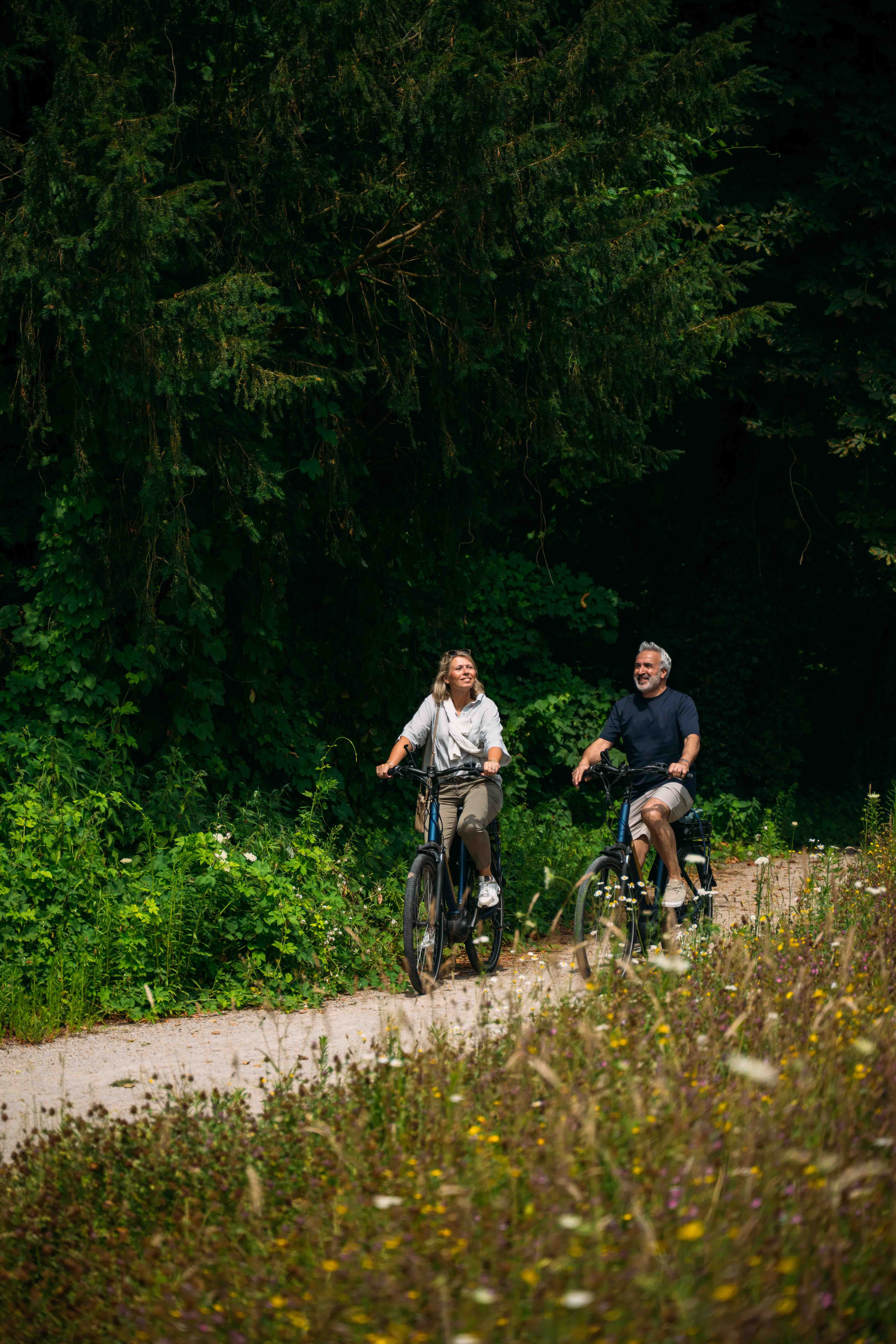 Koppel aan het fietsen in de zomer in de omgeving van Kasteel Steenenburg
