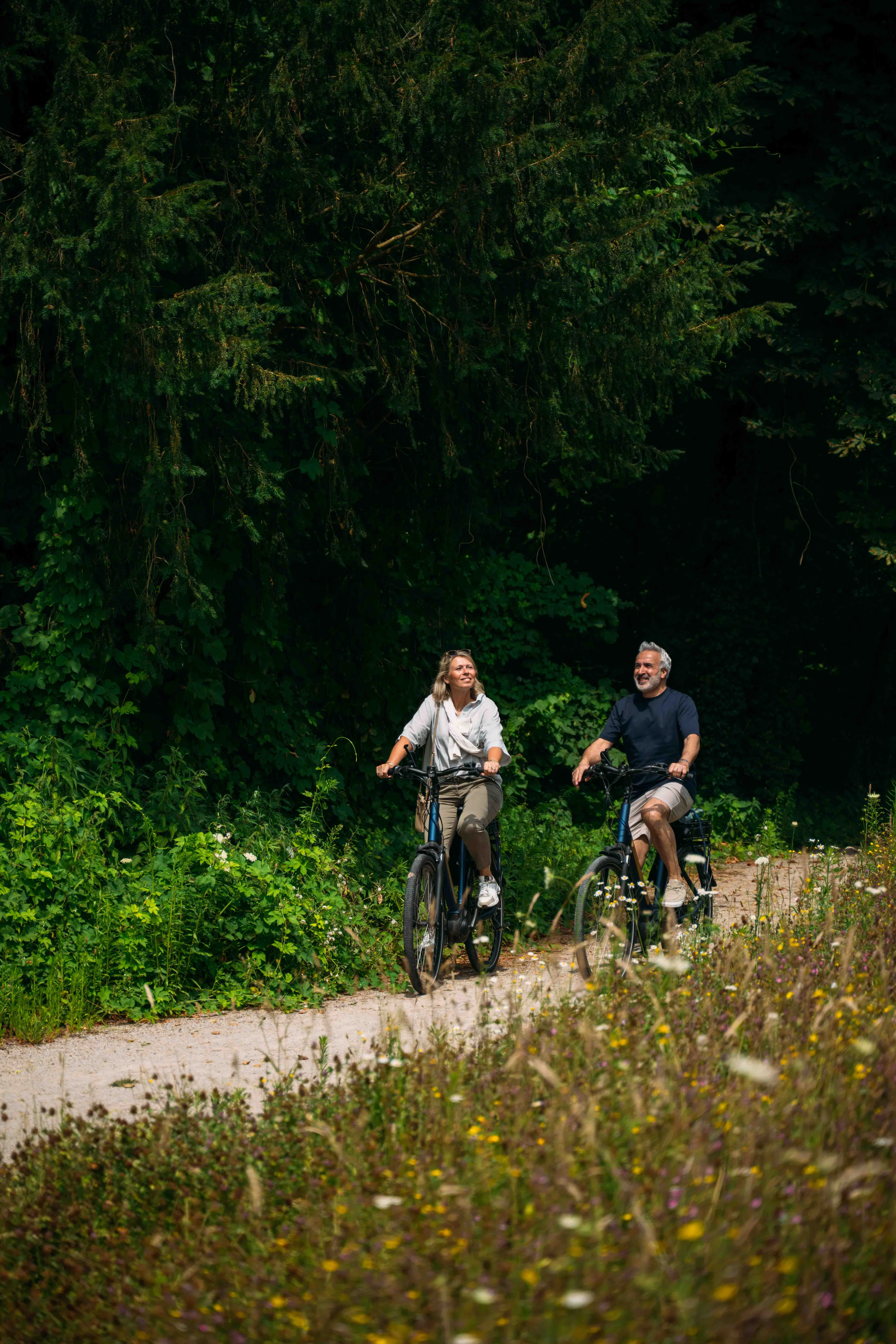 Koppel aan het fietsen in de zomer in de omgeving van Kasteel Steenenburg