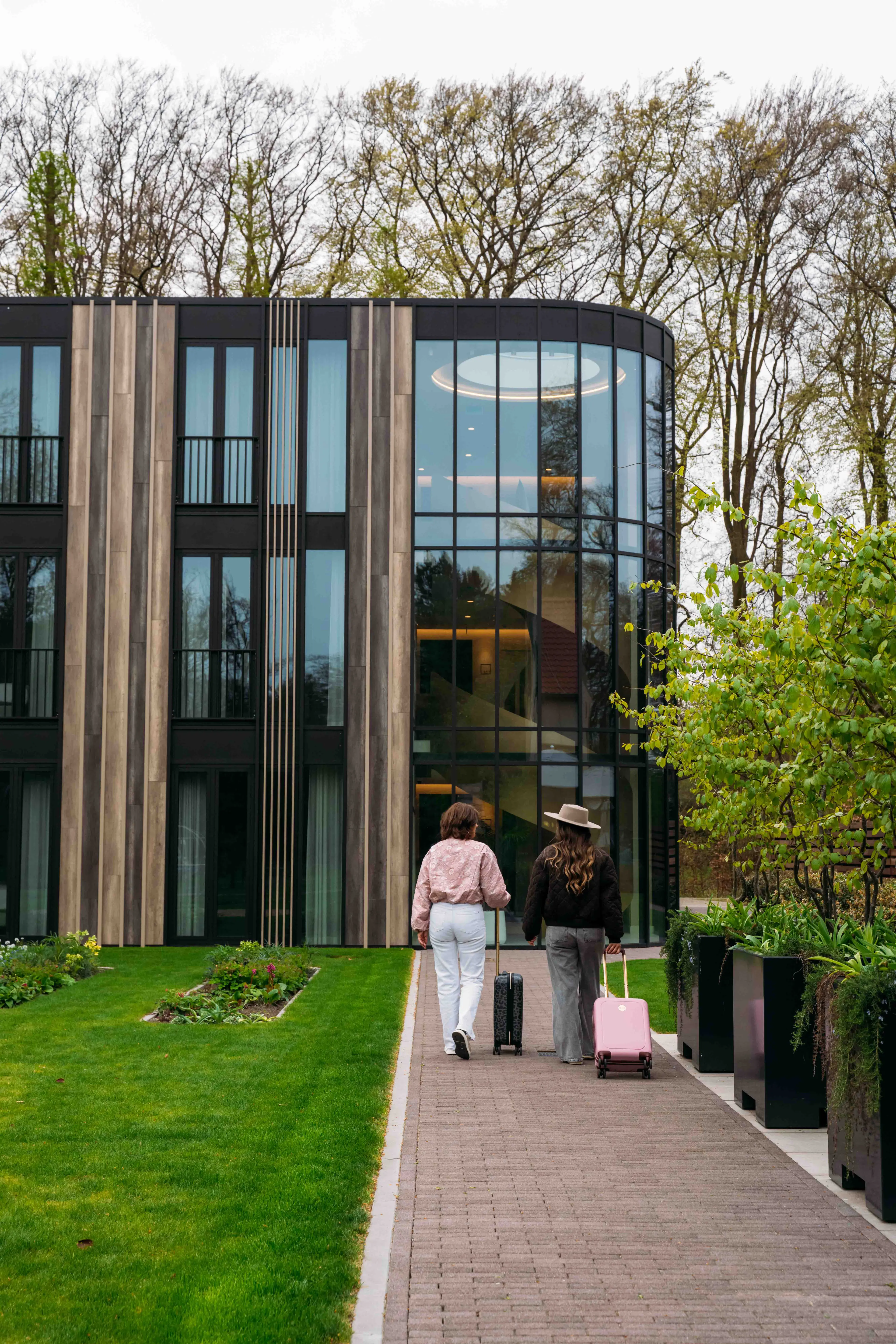 Moeder en dochter buiten bij Kasteel Steenenburg