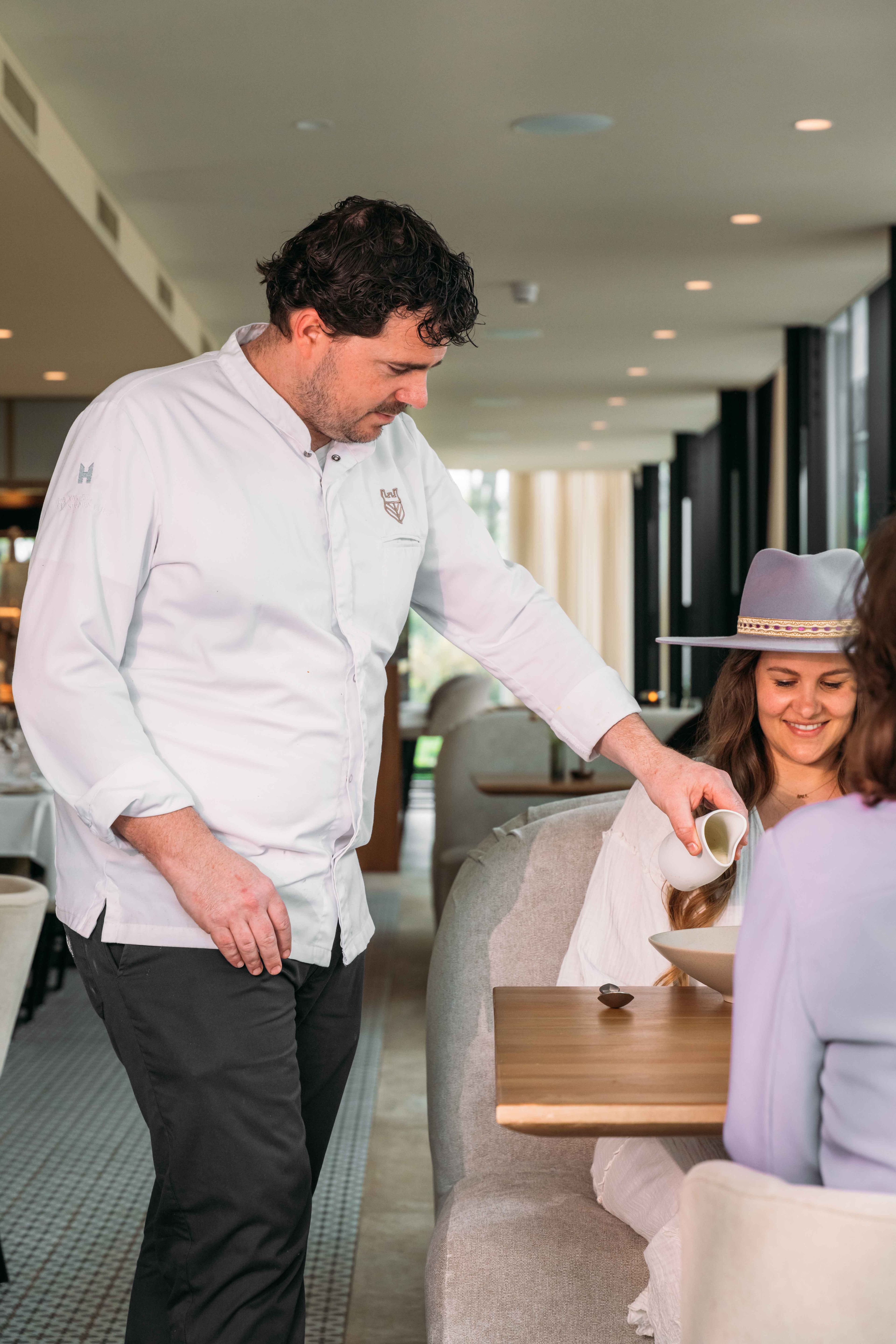Kok moeder en dochter opdiening van het diner in de Orangerie in Kasteel Steenenburg