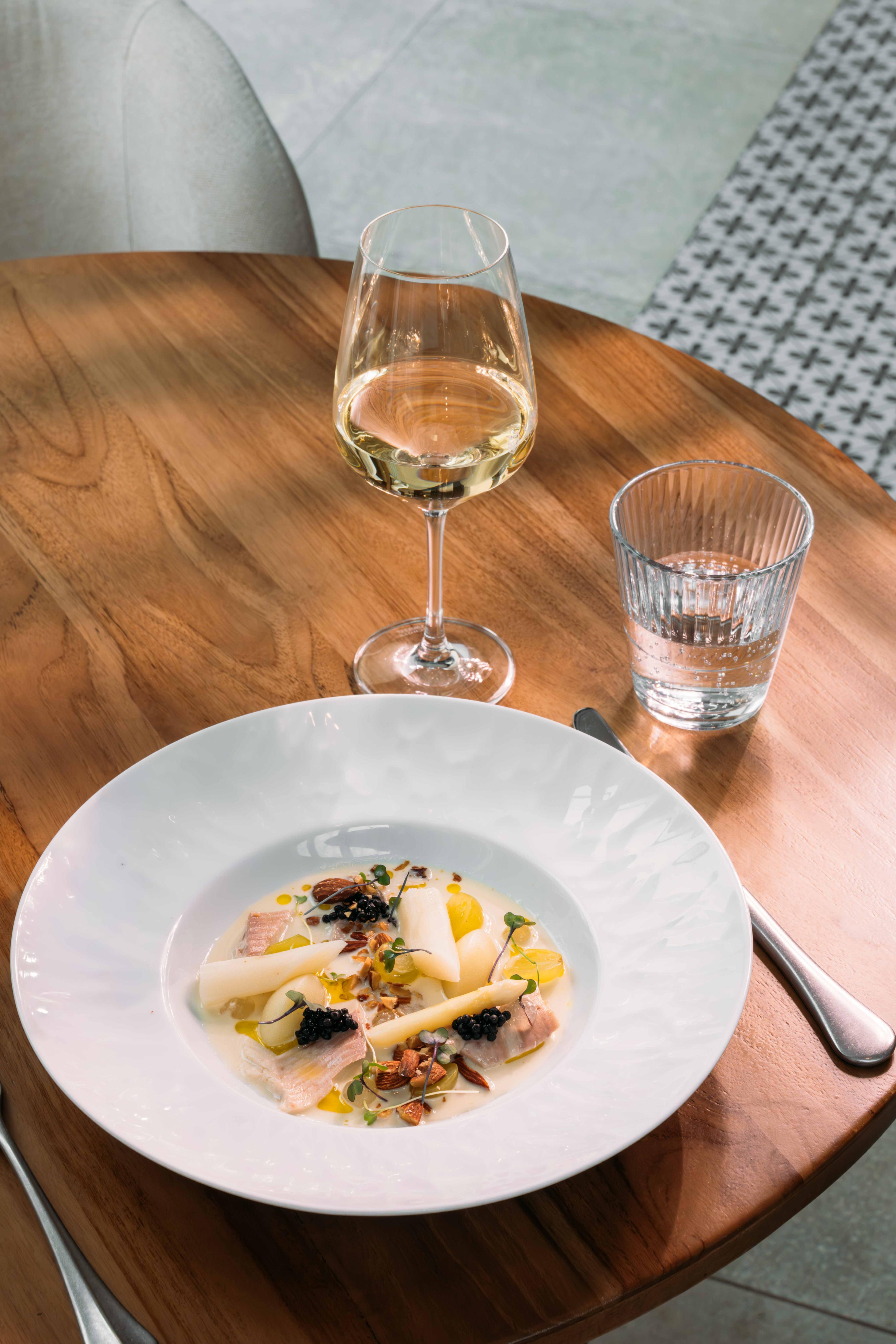 Tafelsetting gerecht met asperges in Orangerie Steenenburg