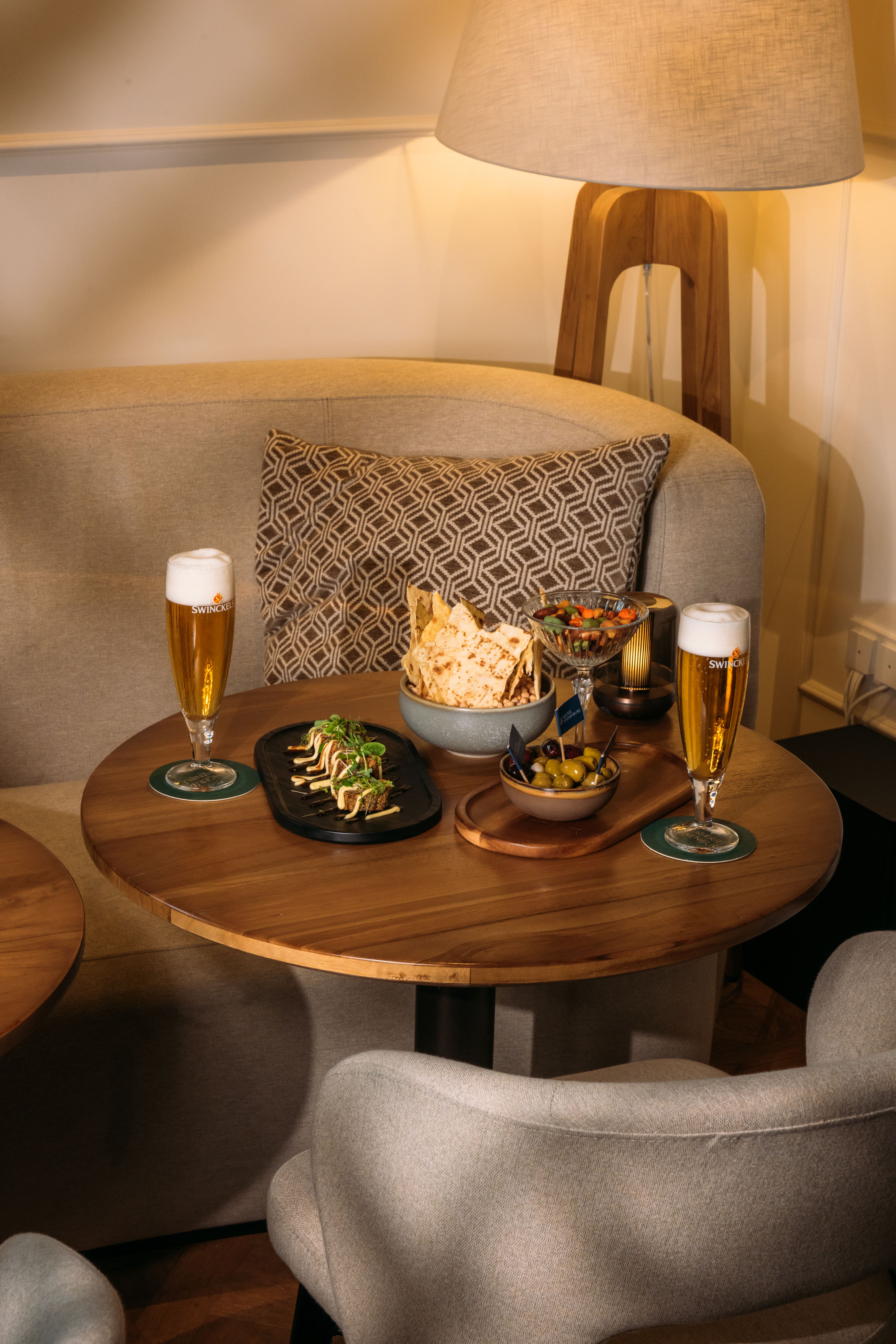 Bier en amuses in De Hofkamer van kasteel Steenenburg