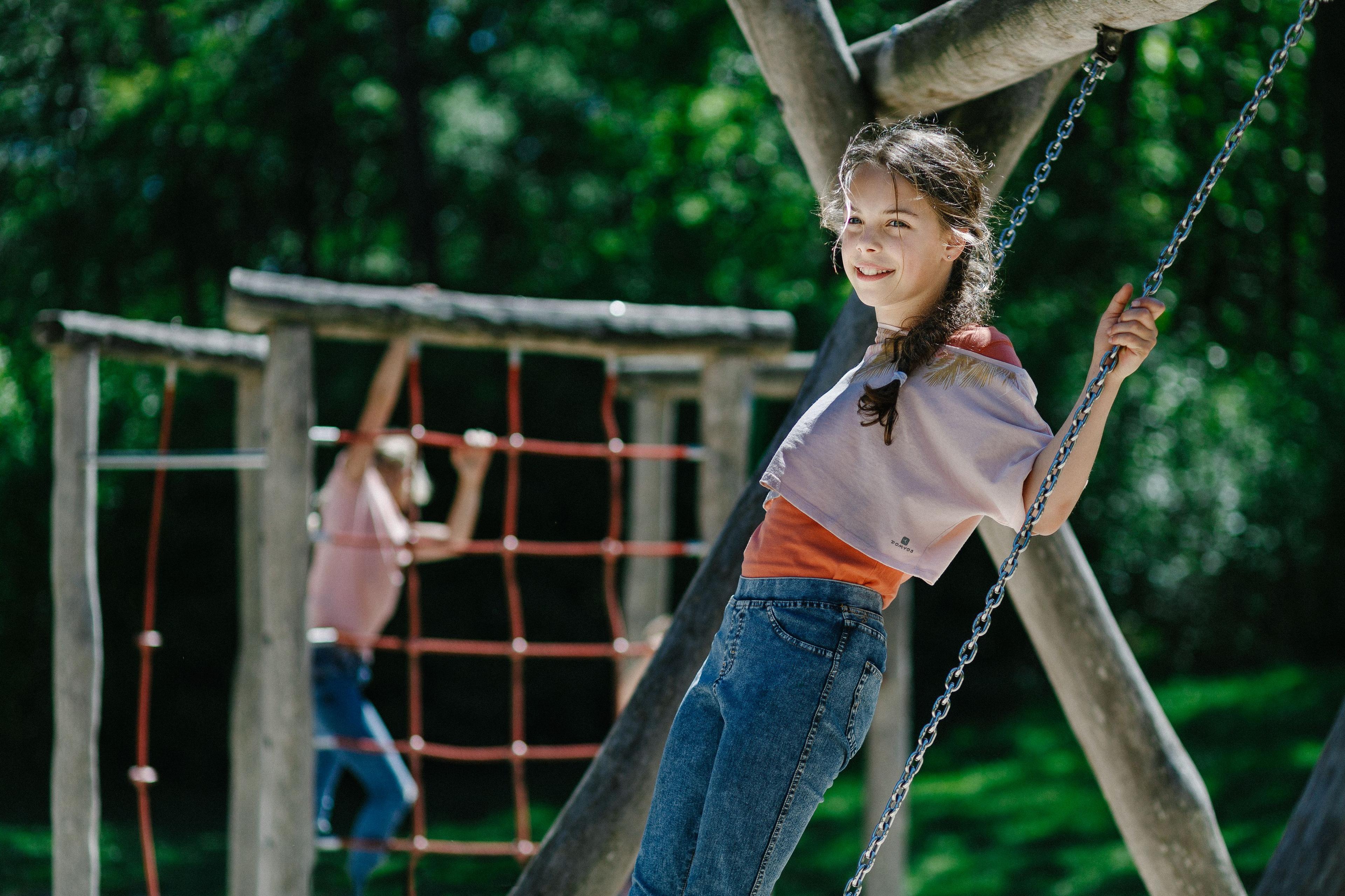 Kind op de schommel in speeltuin de speelberg bij Klimrijk Brabant