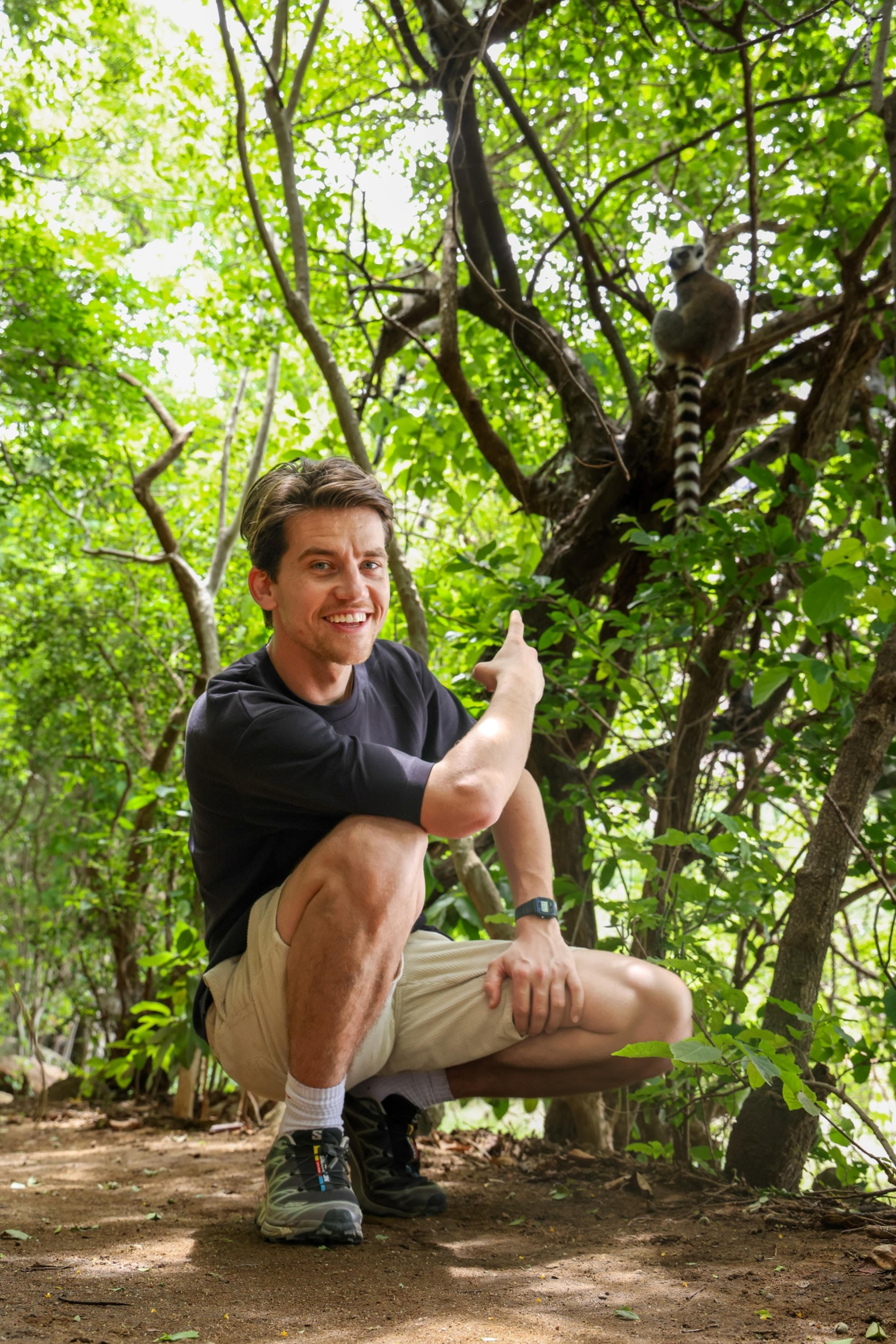Een foto van Mátyàs Bittenbinder in Madagaskar, hier draagt de Nederlandse Vereniging van Dierentuinen bij aan een natuurherstelproject, waaronder AquaZoo Leeuwarden.