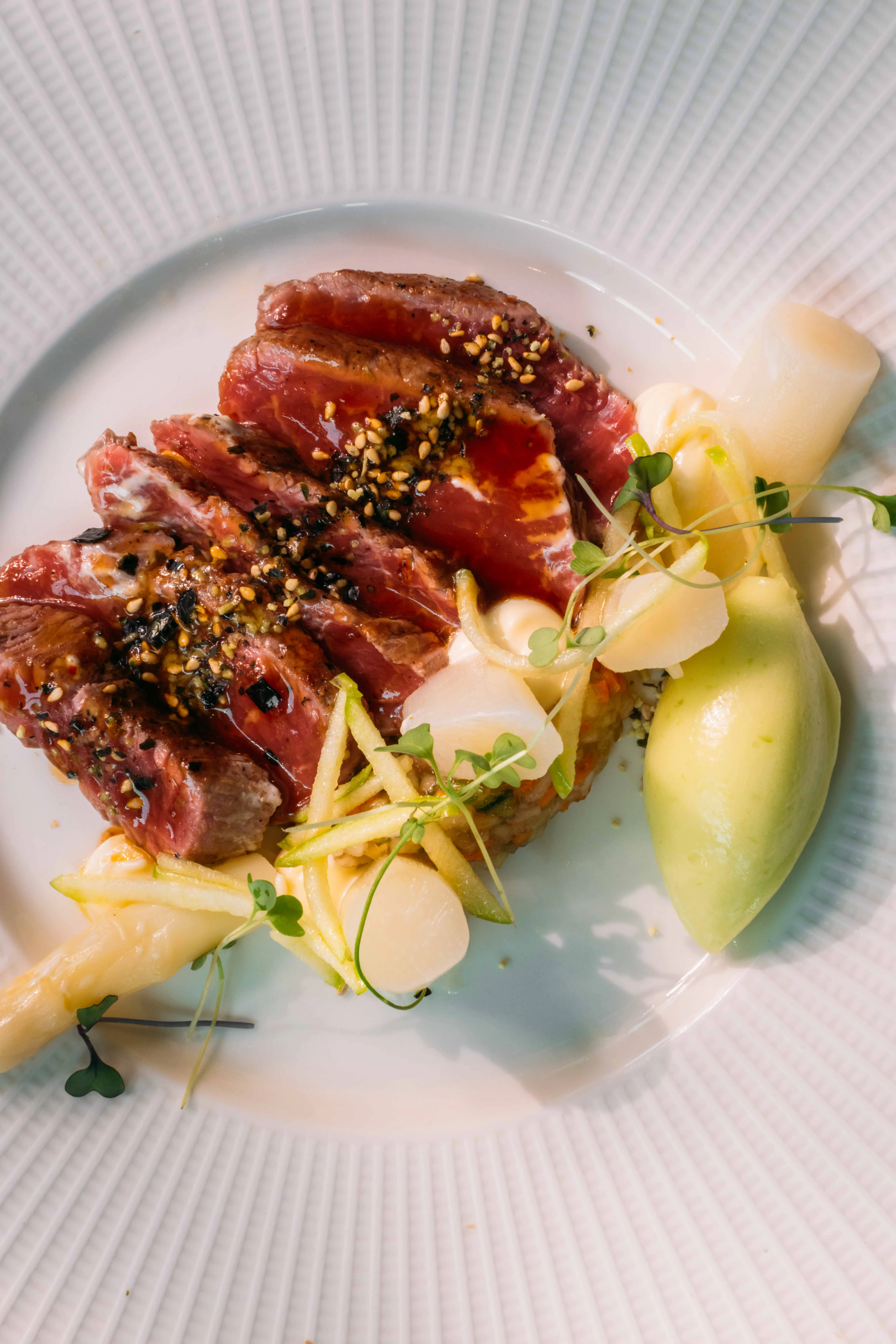 Close-up van tataki met asperges in Orangerie Steenenburg