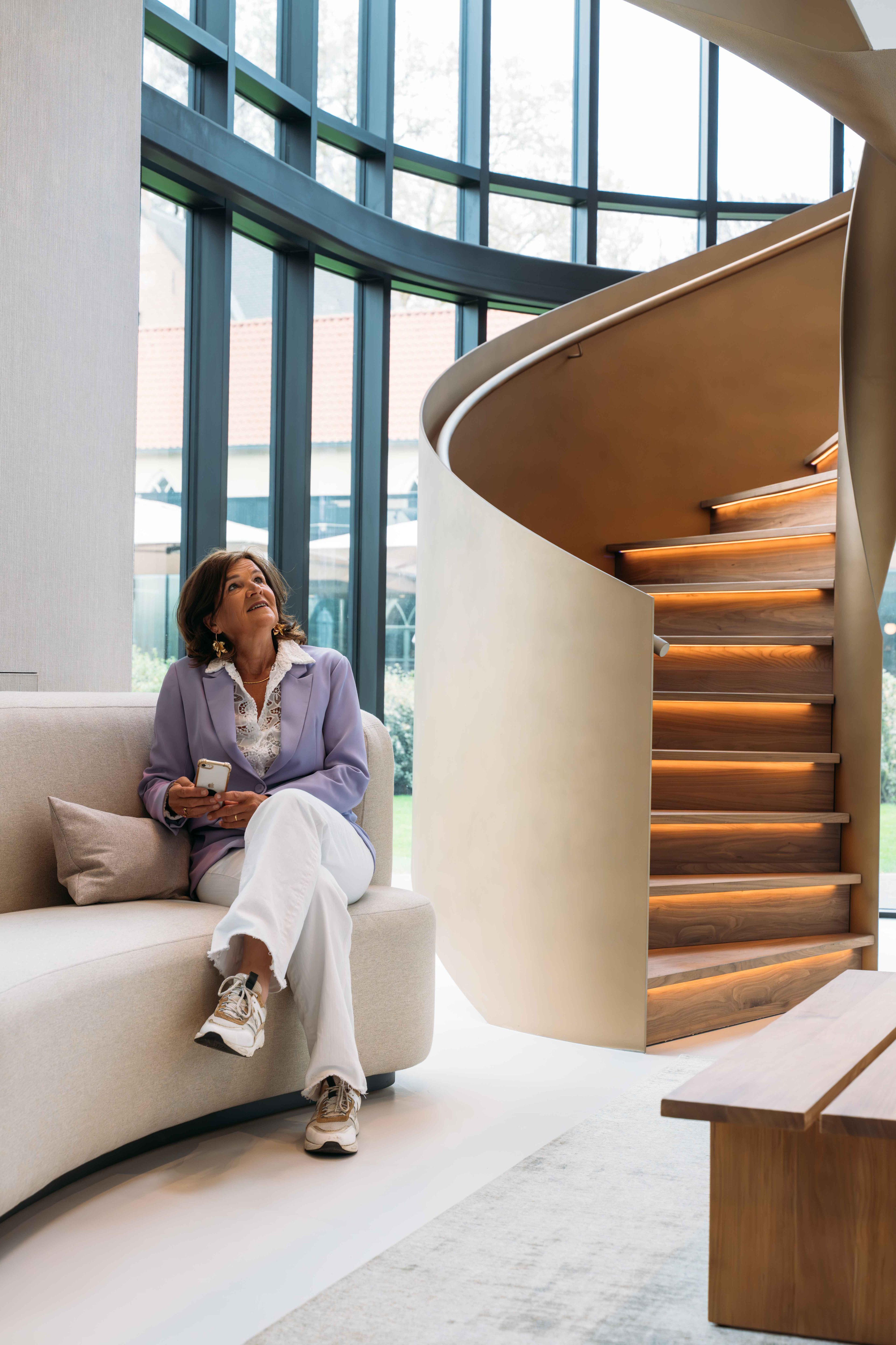 Hotel lobby vrouw bij de trap in Kasteel Steenenburg