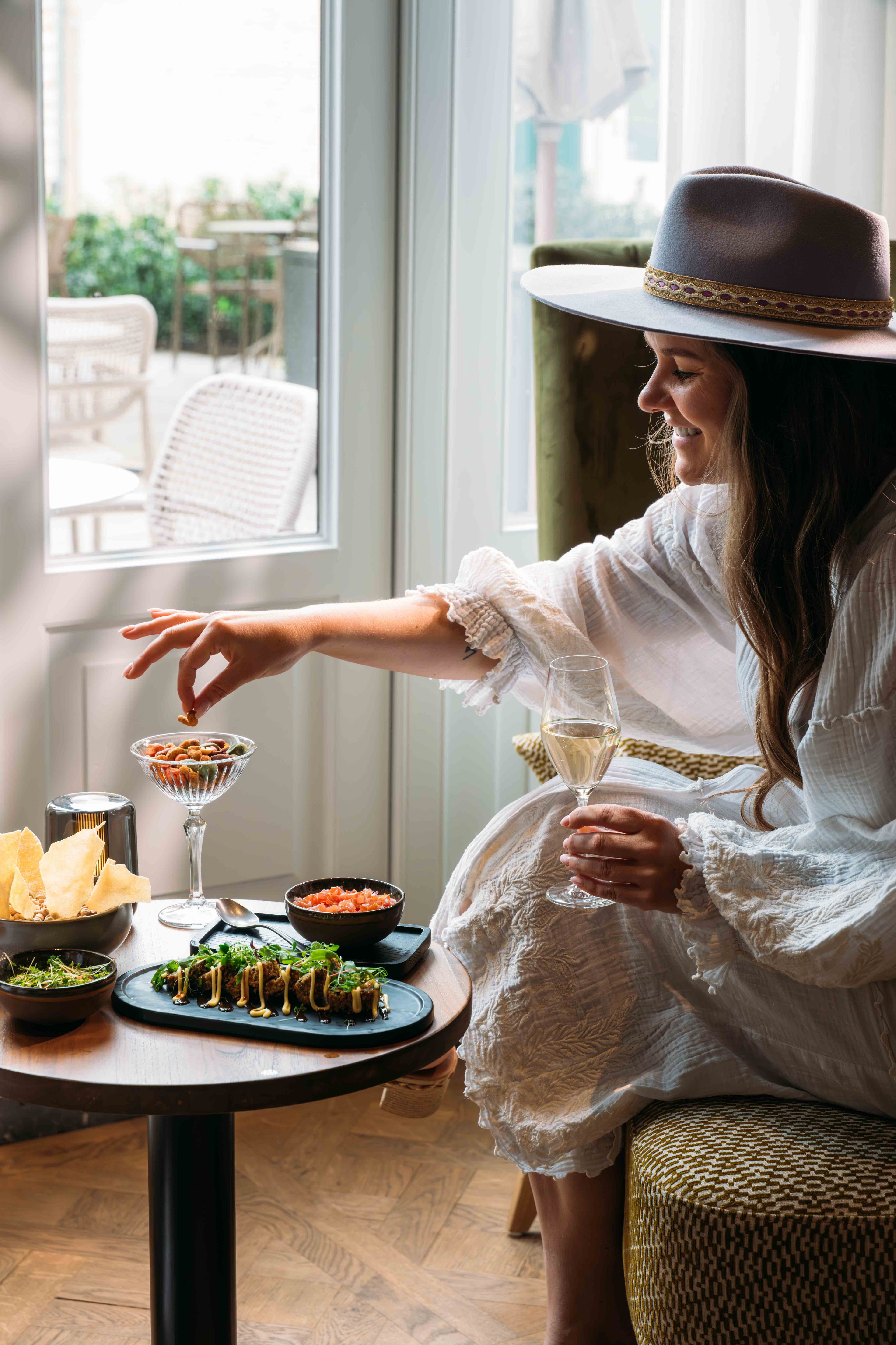 Vrouw aan het borrelen met wijn in Orangerie Steenenburg