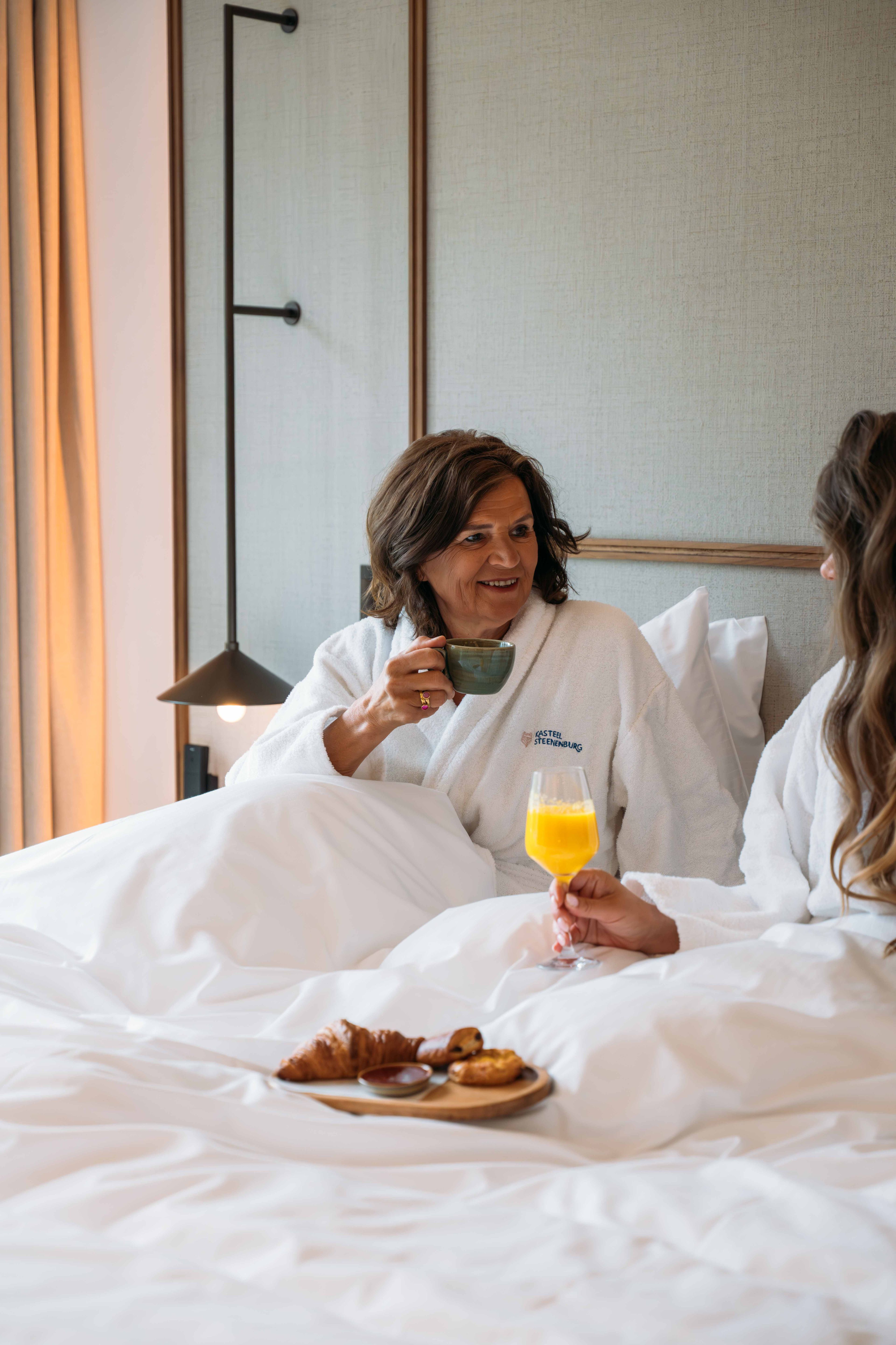 Roomservice ontbijt moeder en dochter op hotelkamer in Kasteel Steenenburg