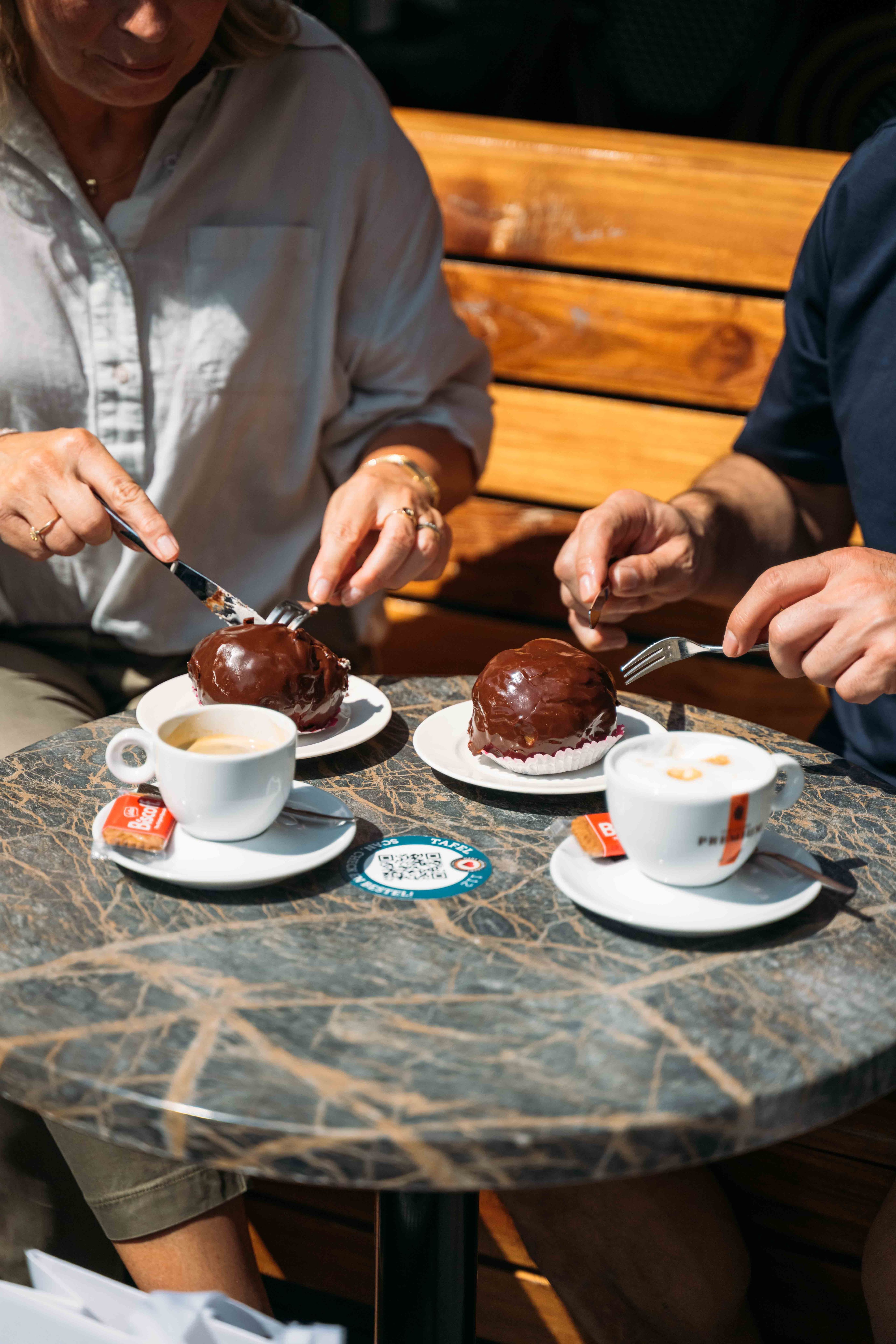 Koppel eet Bossche bol op het terras in Den Bosch vanuit Kasteel Steenenburg