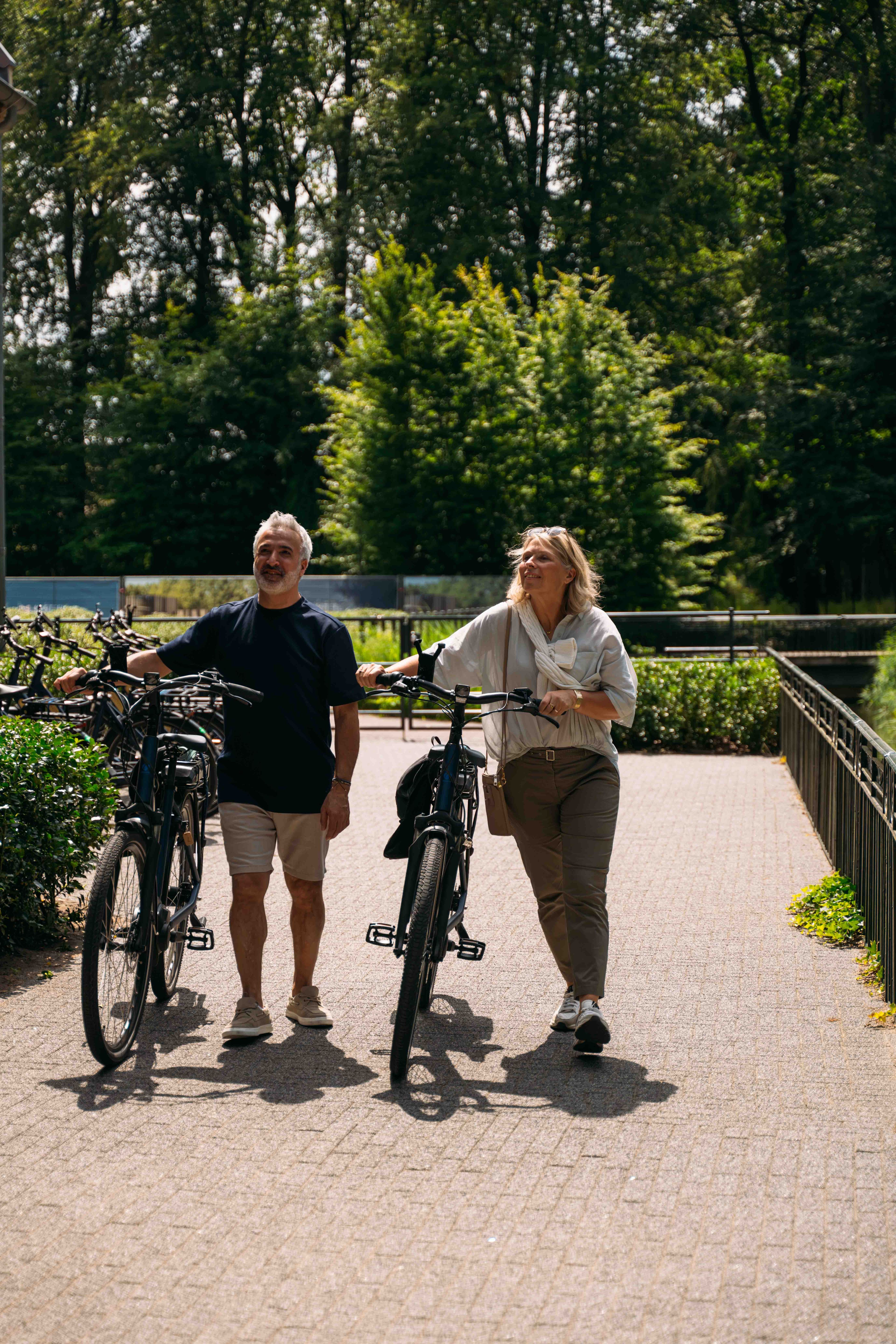 Koppel met de fiets aan de hand bij Kasteel Steenenburg