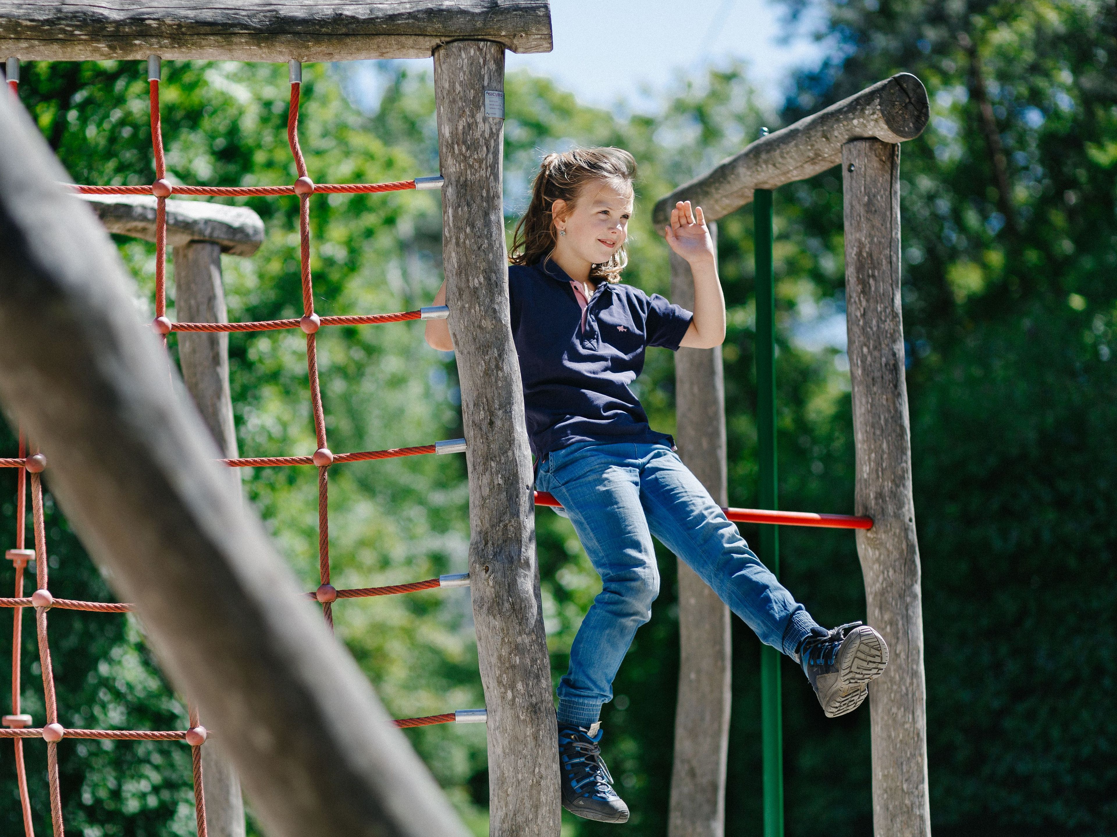 Kind aan het spelen in speeltuin de Speelberg bij Klimrijk Brabant