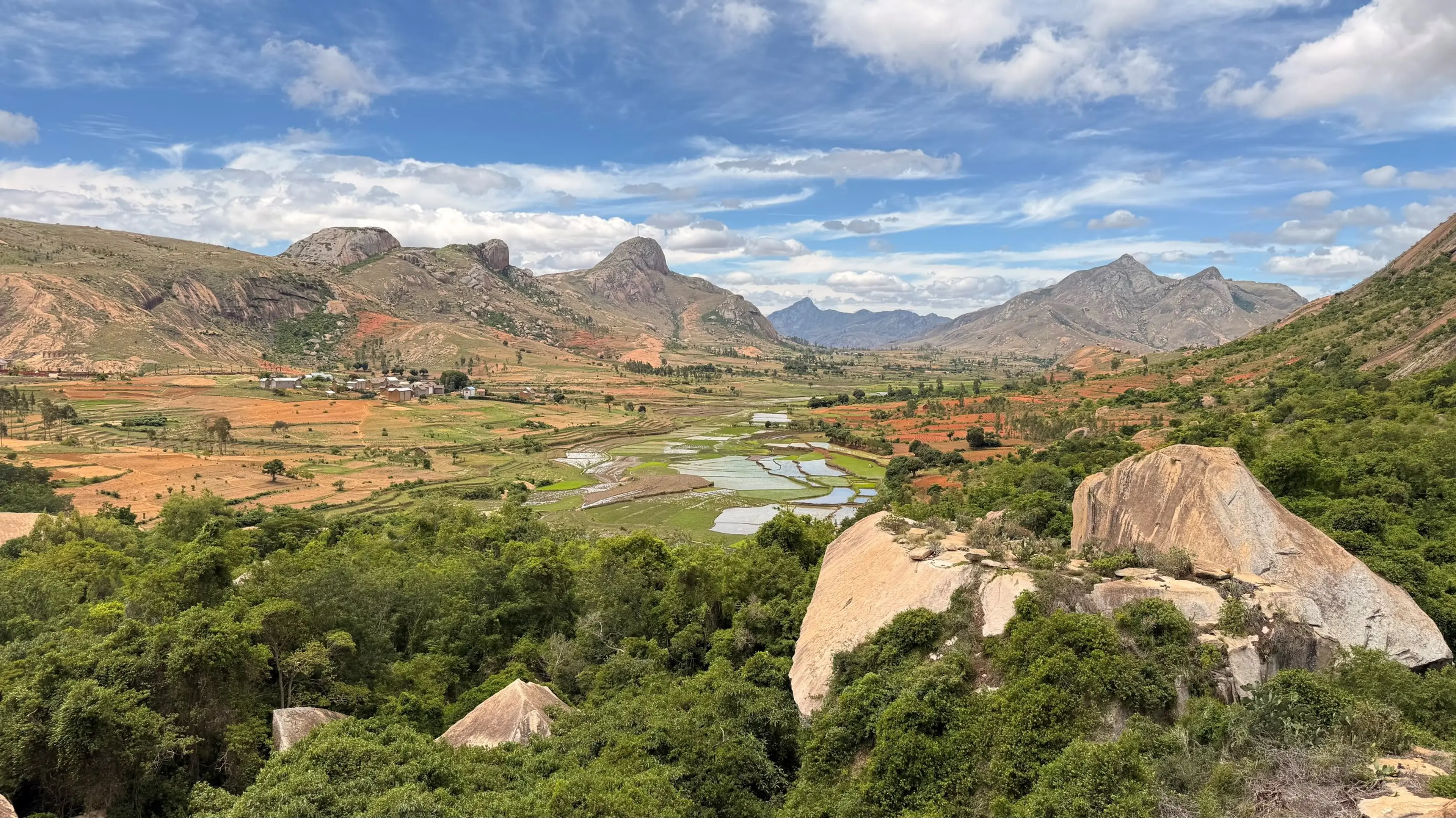 Een foto van de natuur en bergen in Madagaskar, hier draagt de Nederlandse Vereniging van Dierentuinen bij aan een natuurherstelproject, waaronder AquaZoo Leeuwarden.