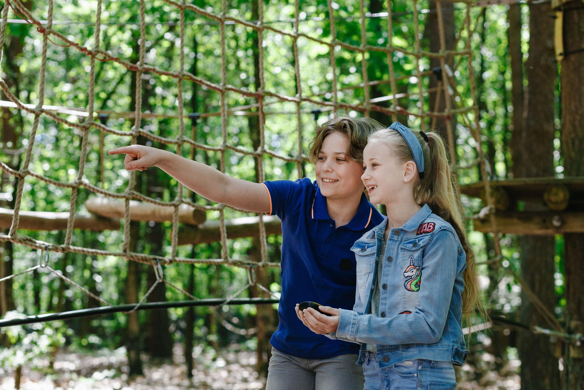 Kinderen met gps wijzen tijdens GPS-wandeltocht bij Klimrijk Brabant