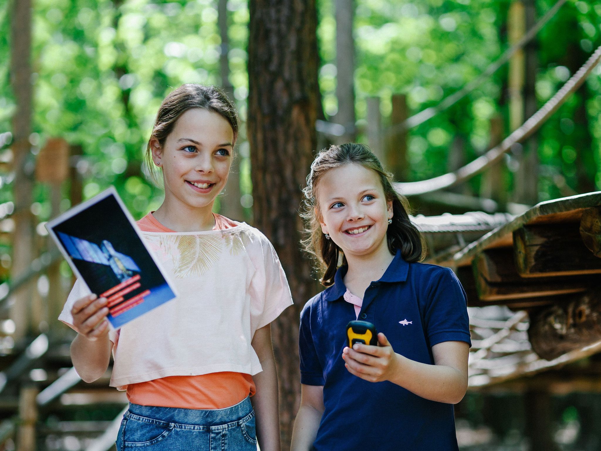 Meisjes op gps-wandeltocht bij Klimrijk Brabant