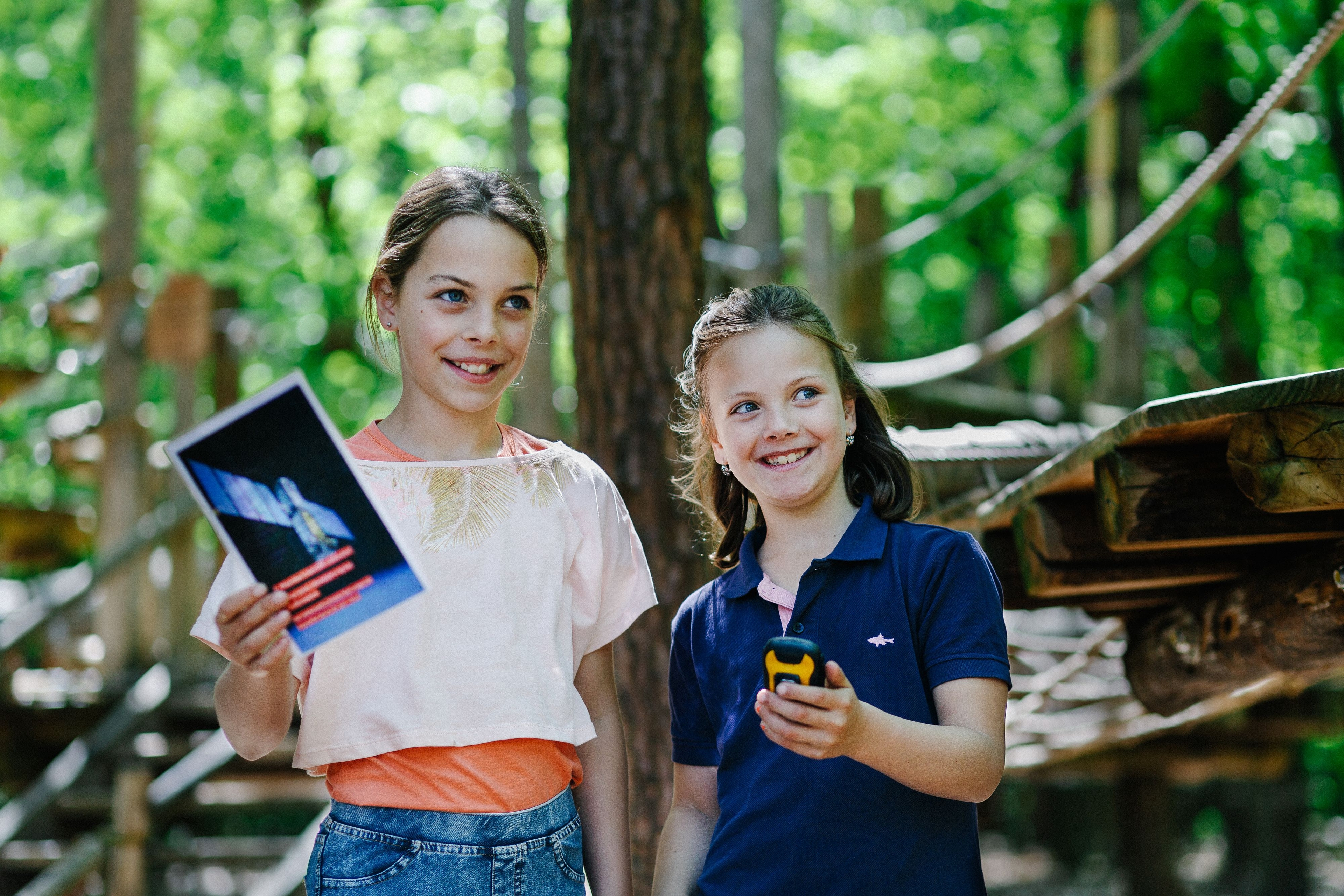 Meisjes op gps-wandeltocht bij Klimrijk Brabant