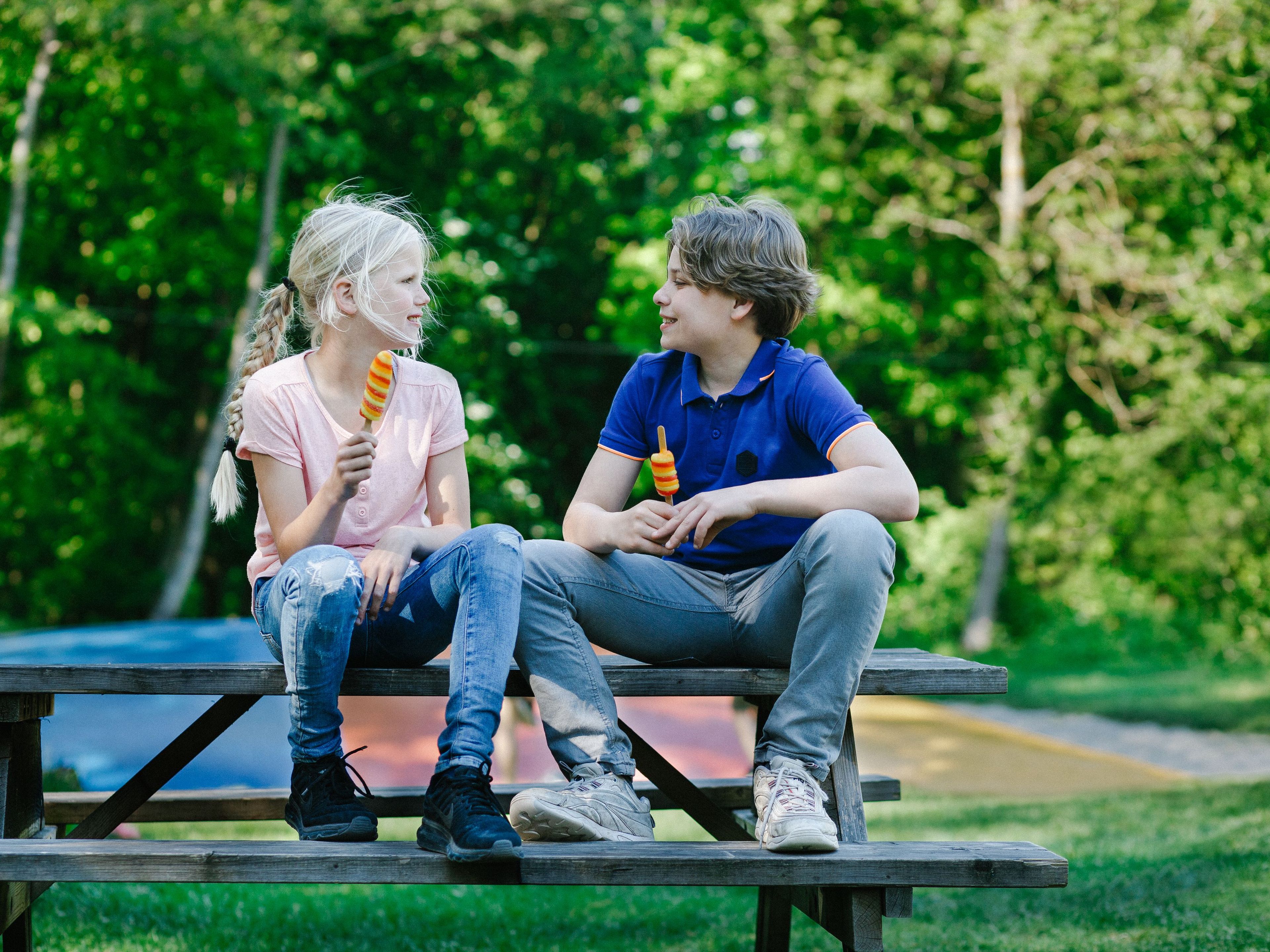 Kinderen eten ijsje op het terras bij speeltuin de Speelberg Klimrijk Brabant