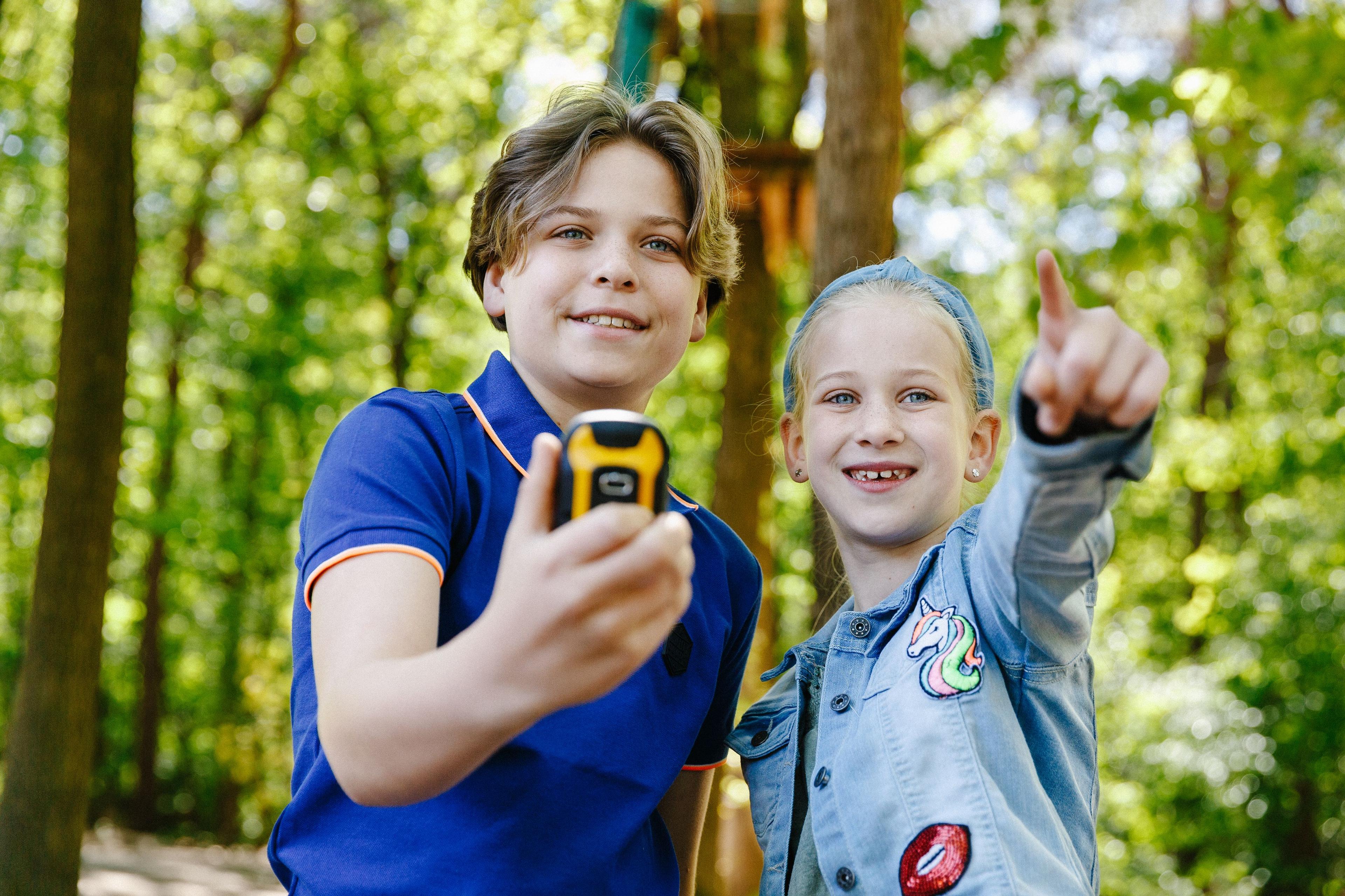 Jongen en meisje doen de gps-wandeltocht bij Klimrijk Brabant