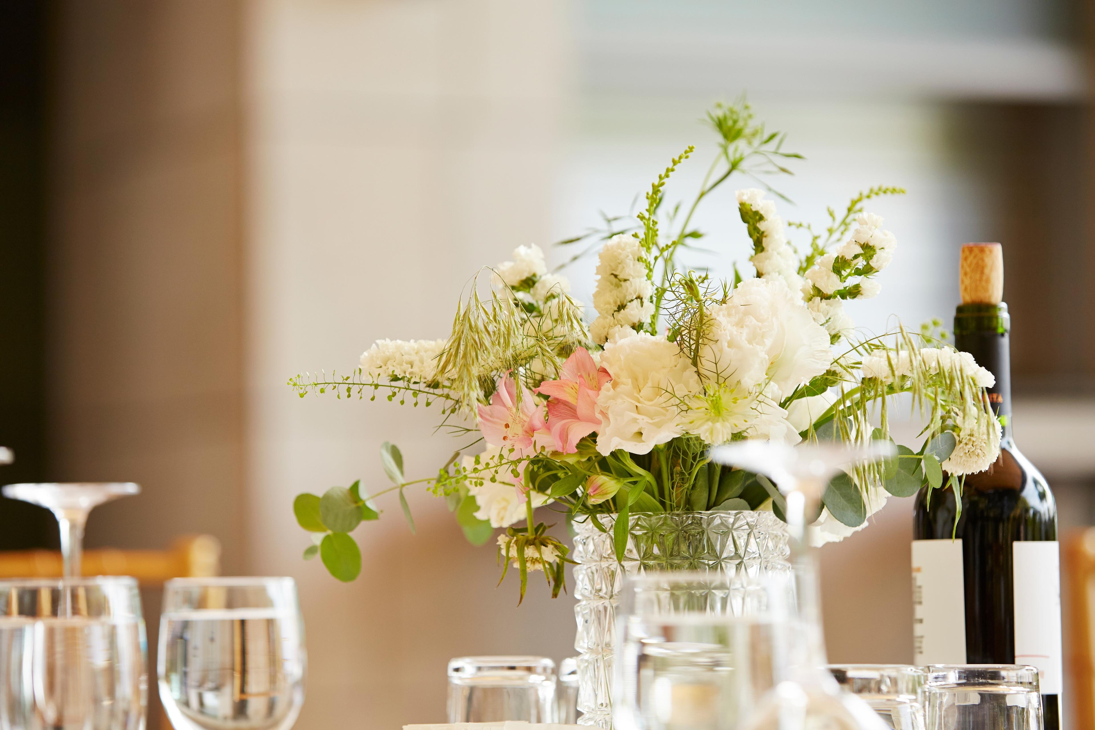 Decoratie van bloemen en wijn in Kasteel Steenenburg
