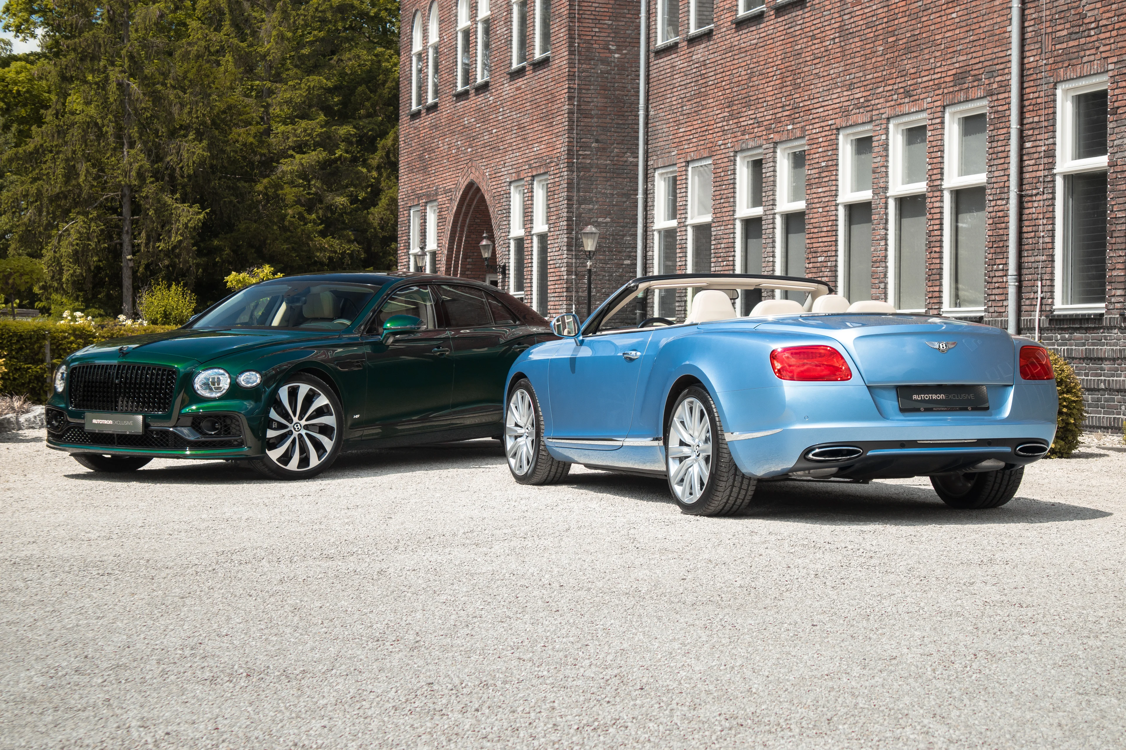 Twee exclusieve auto's in het aanbod van Autotron Exclusive.