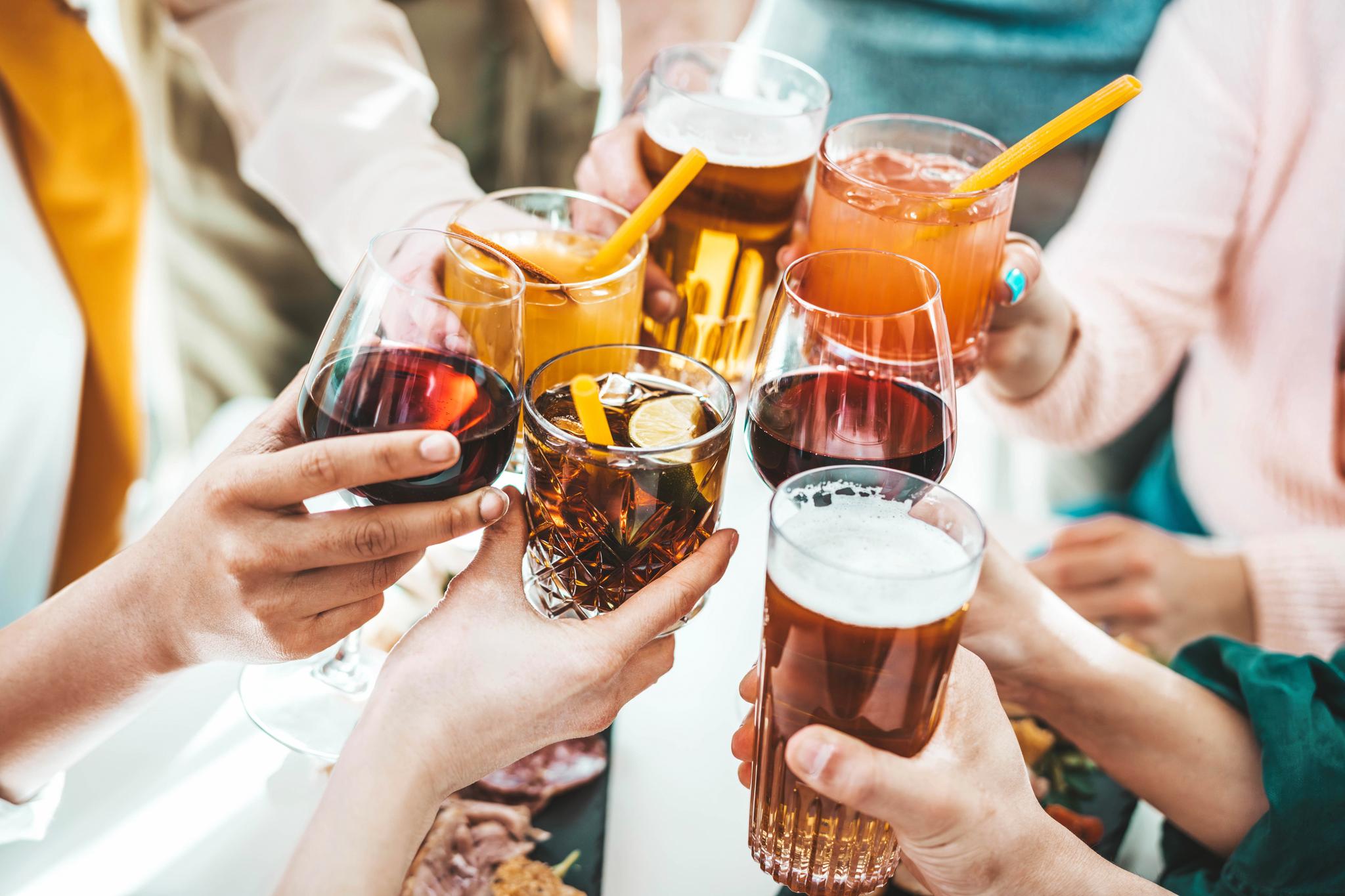 Proosten tijdens een borrel of bedrijfsborrel bij Kasteel Steenenburg
