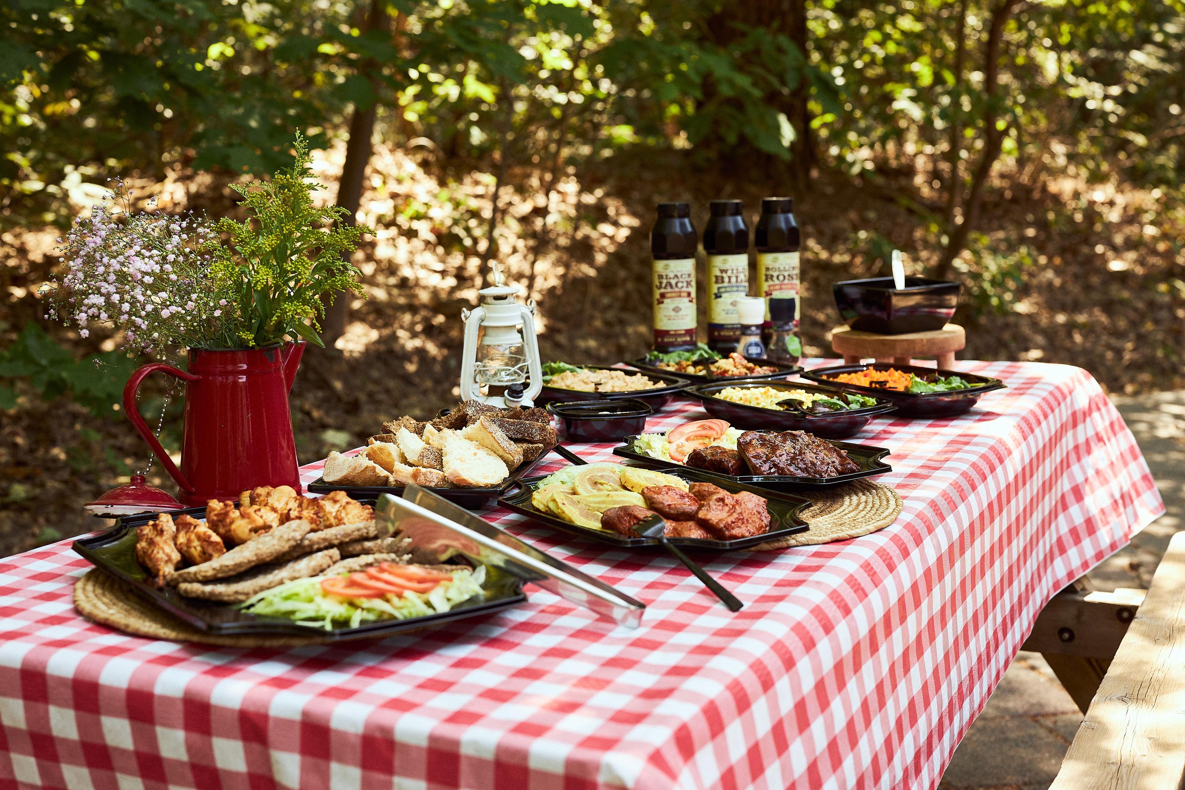 Gedekte tafel met barbecue buffet bij Klimrijk Brabant