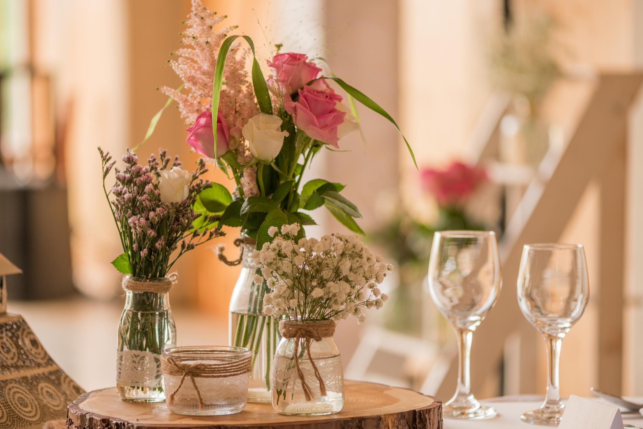 Decoratie met bloemen in het restaurant bij Kasteel Steenenburg