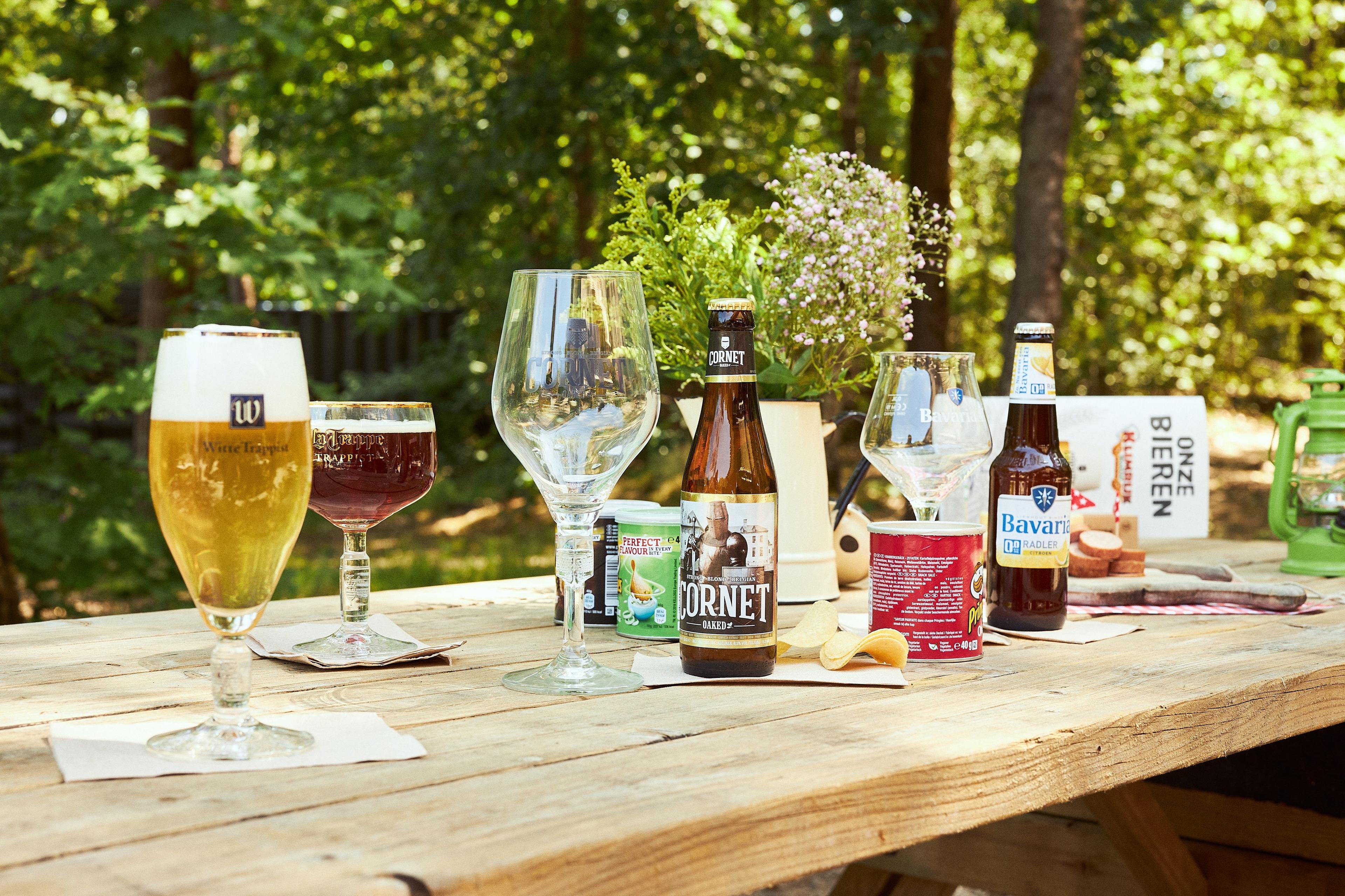 Tafel met glazen bier bij Klimrijk Brabant