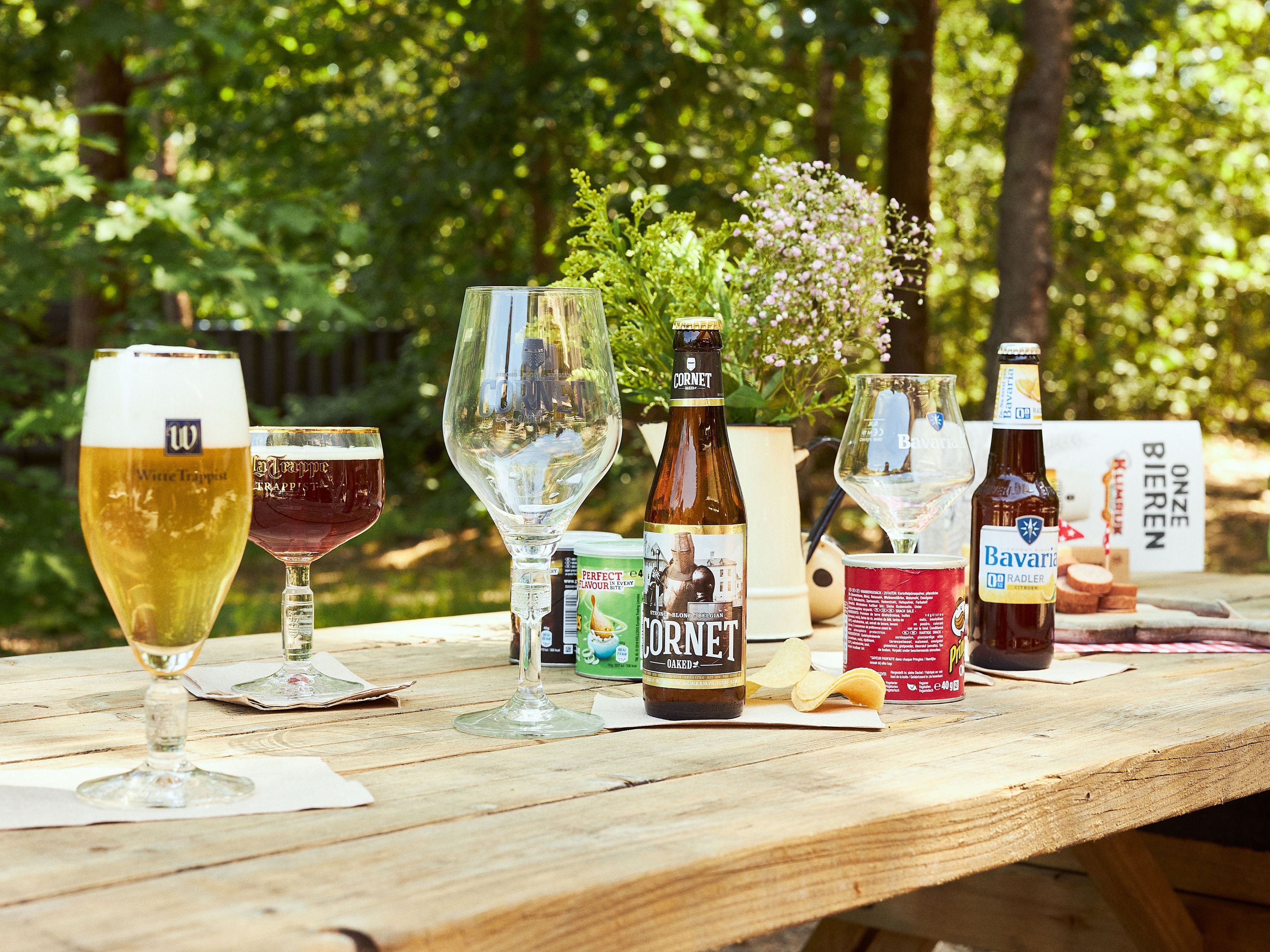 Tafel met glazen bier bij Klimrijk Brabant