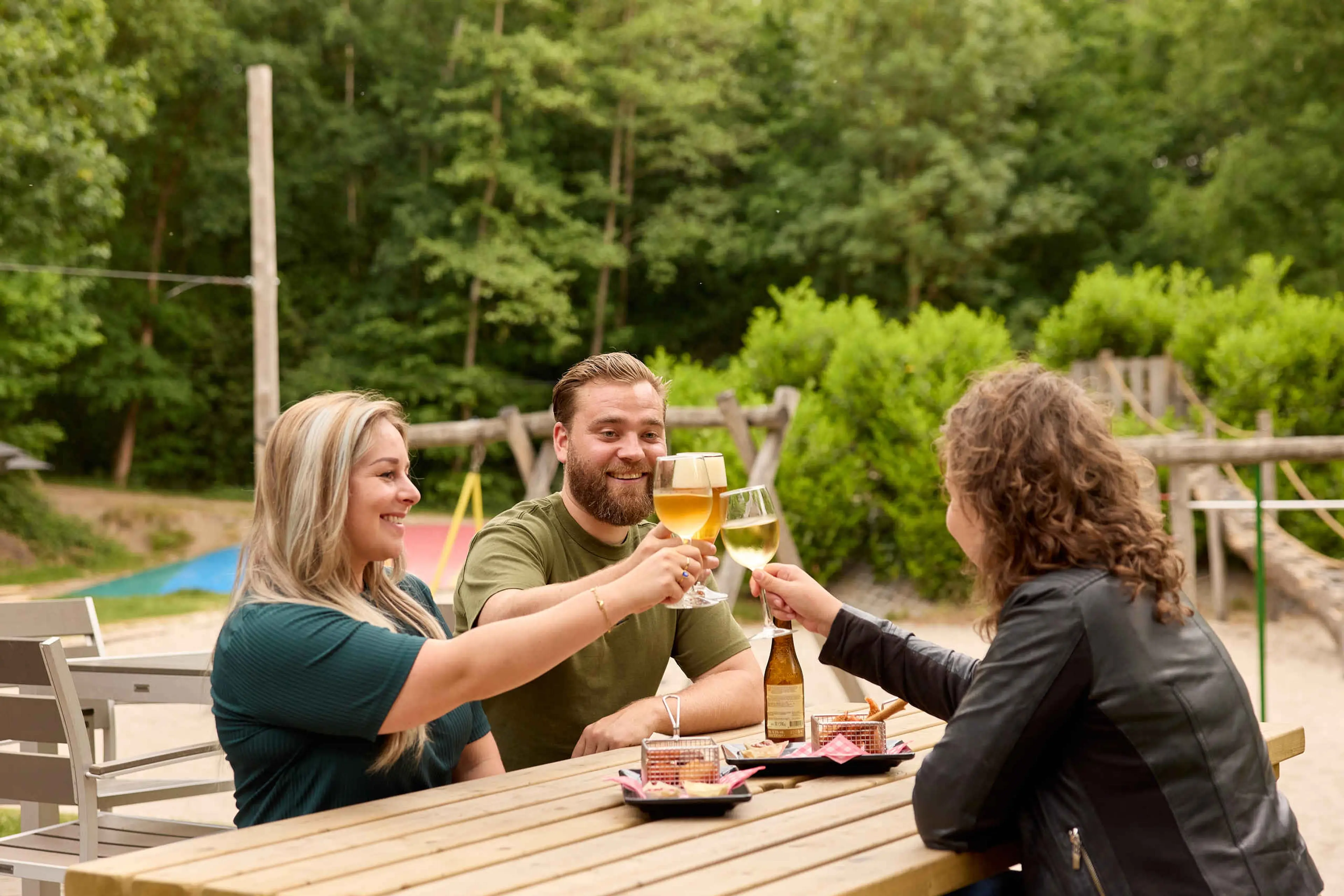 Jongeren proosten op het terras van Klimrijk Brabant