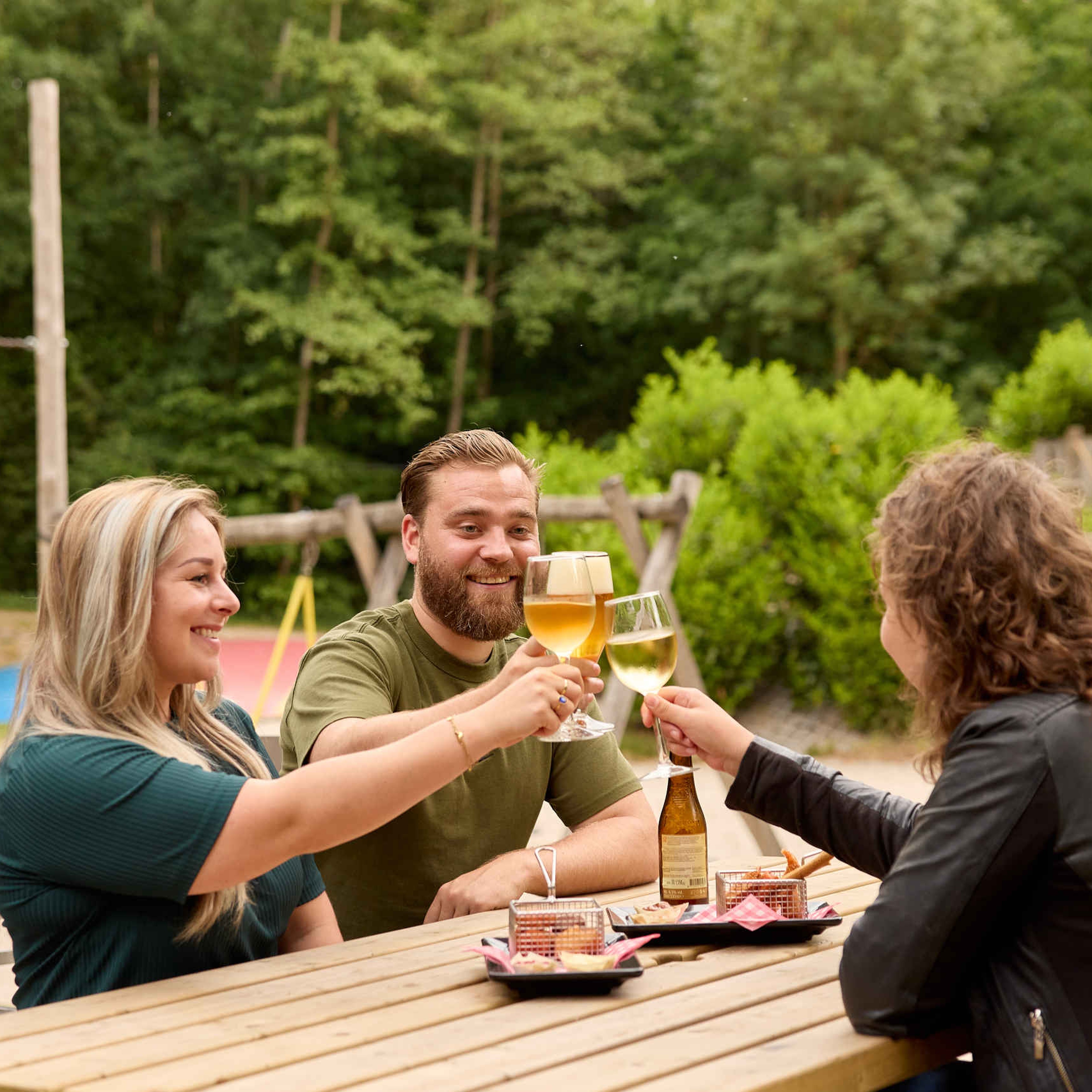 Jongeren proosten op het terras van Klimrijk Brabant