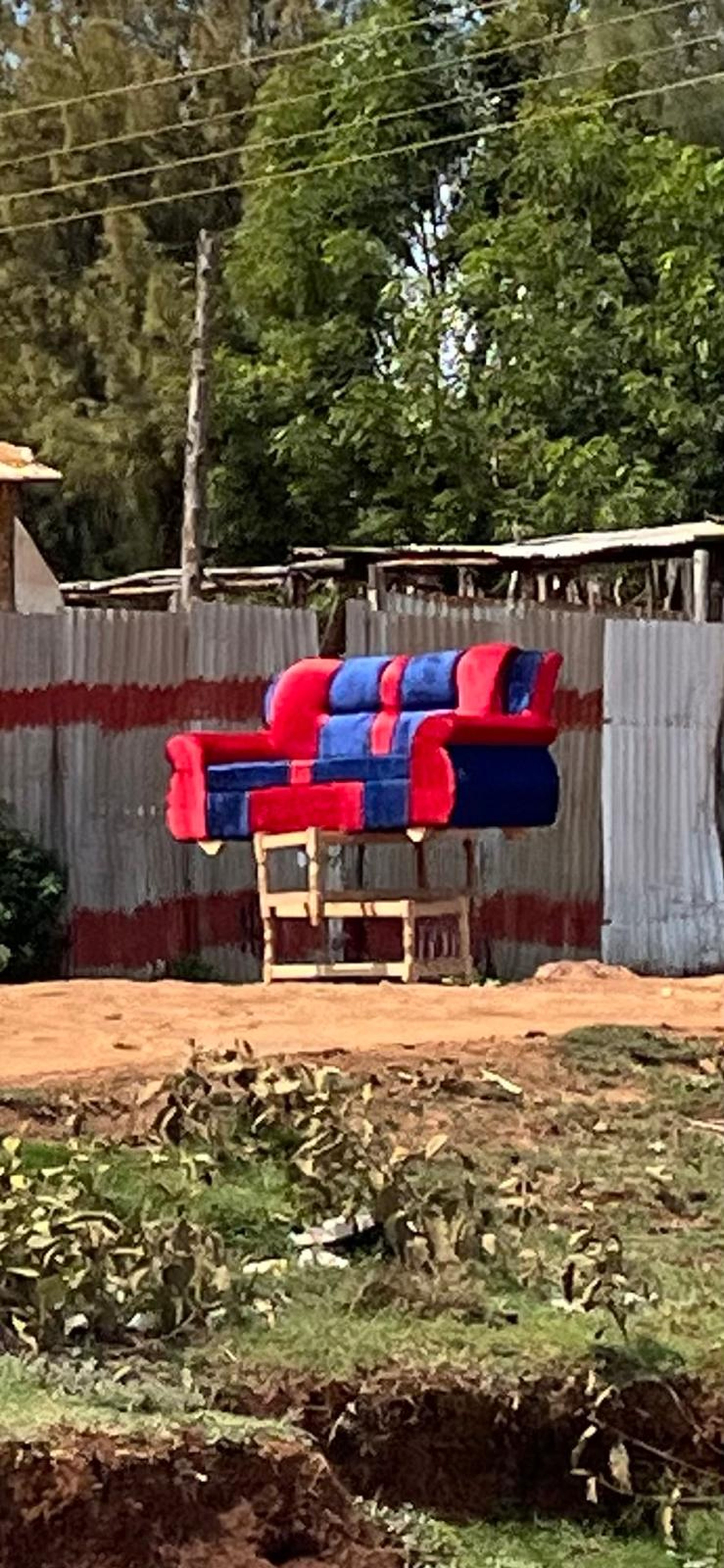 Een bank en tafels worden verkocht in Kenia.