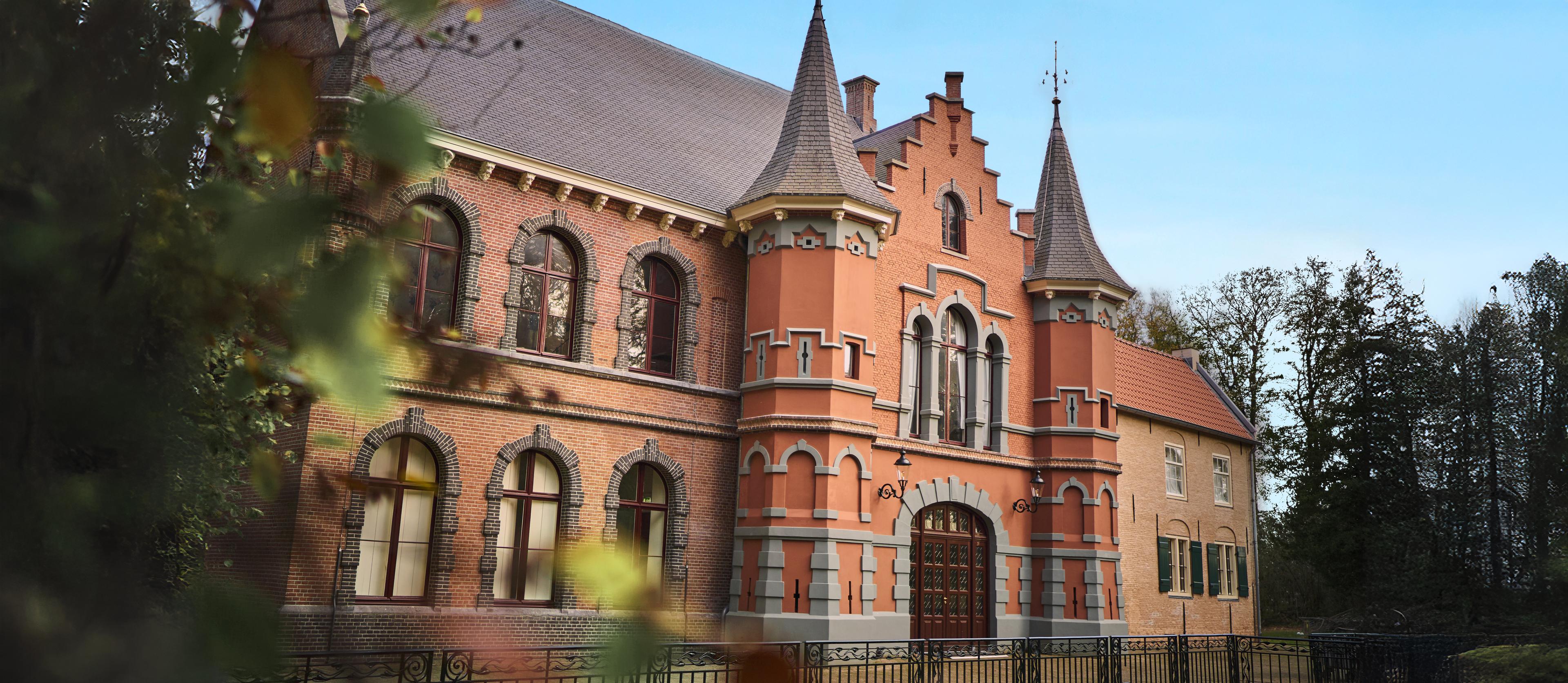 Zijaanzicht Kasteel Steenenburg