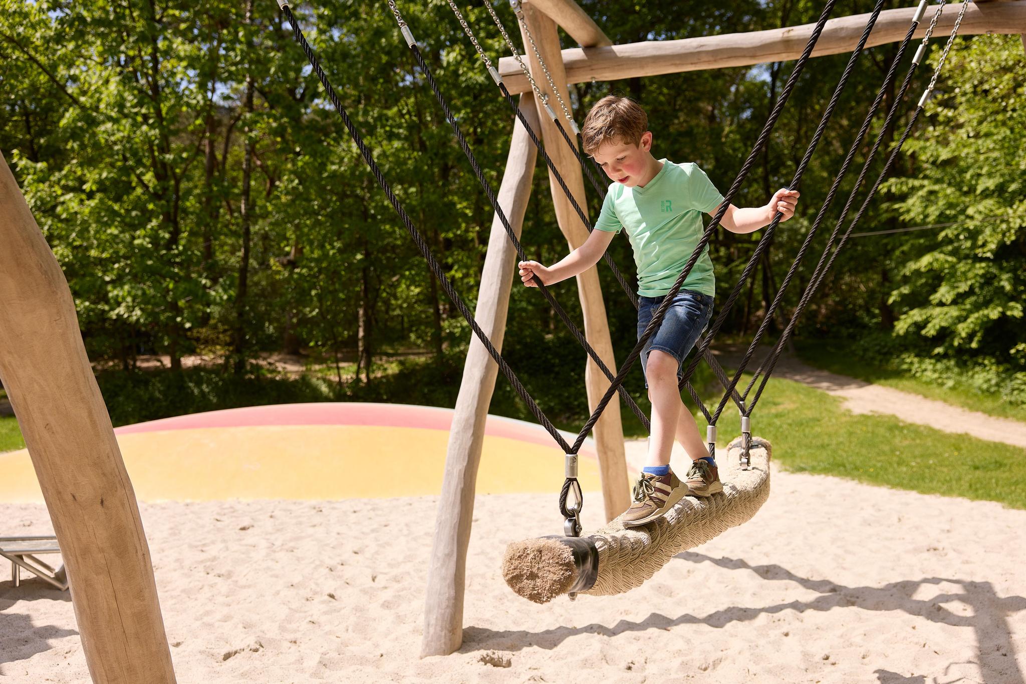 Kind aan het spelen in speeltuin de Speelberg Klimrijk Brabant