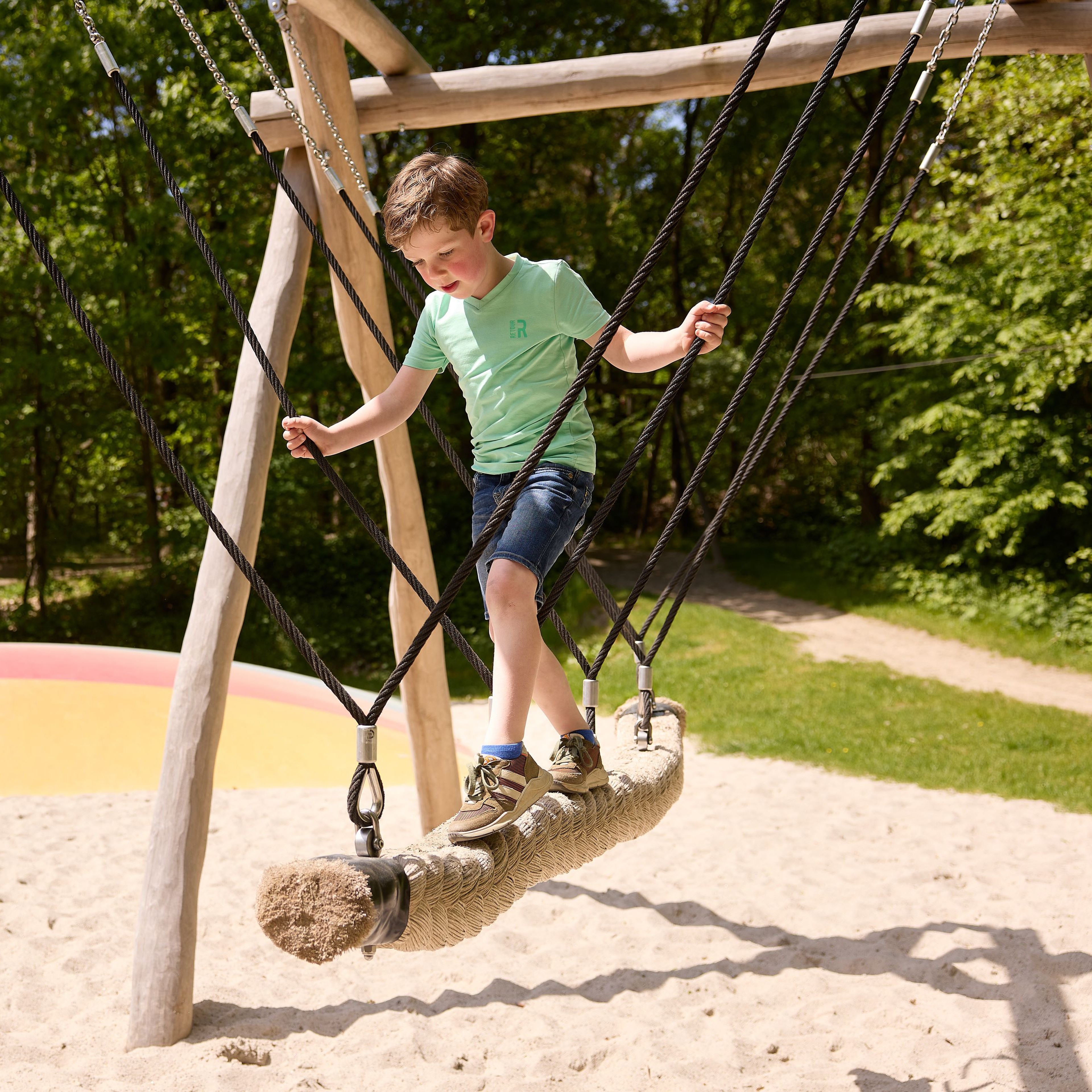 Kind aan het spelen in speeltuin de Speelberg Klimrijk Brabant