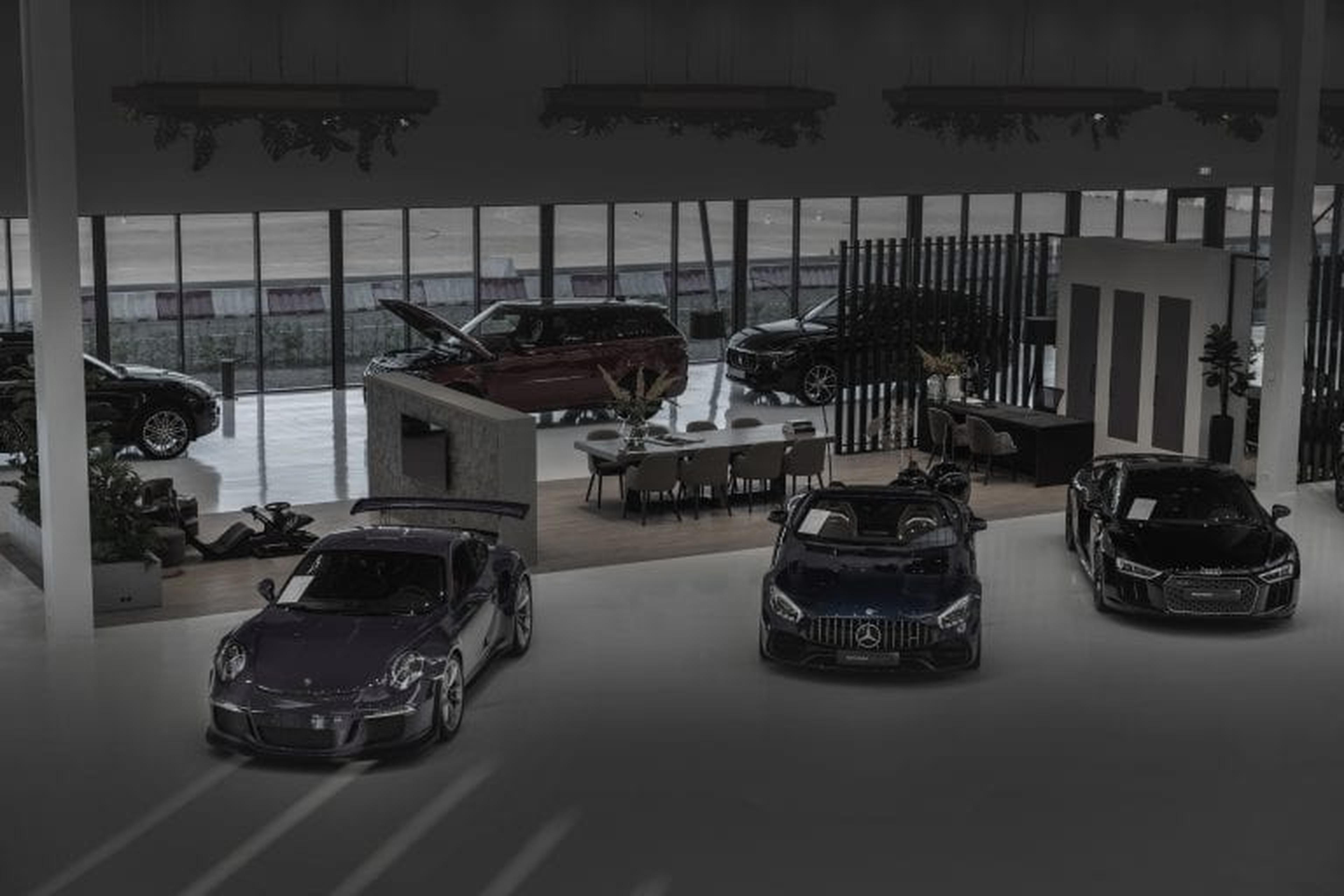 Auto's in de showroom van Autotron Exclusive