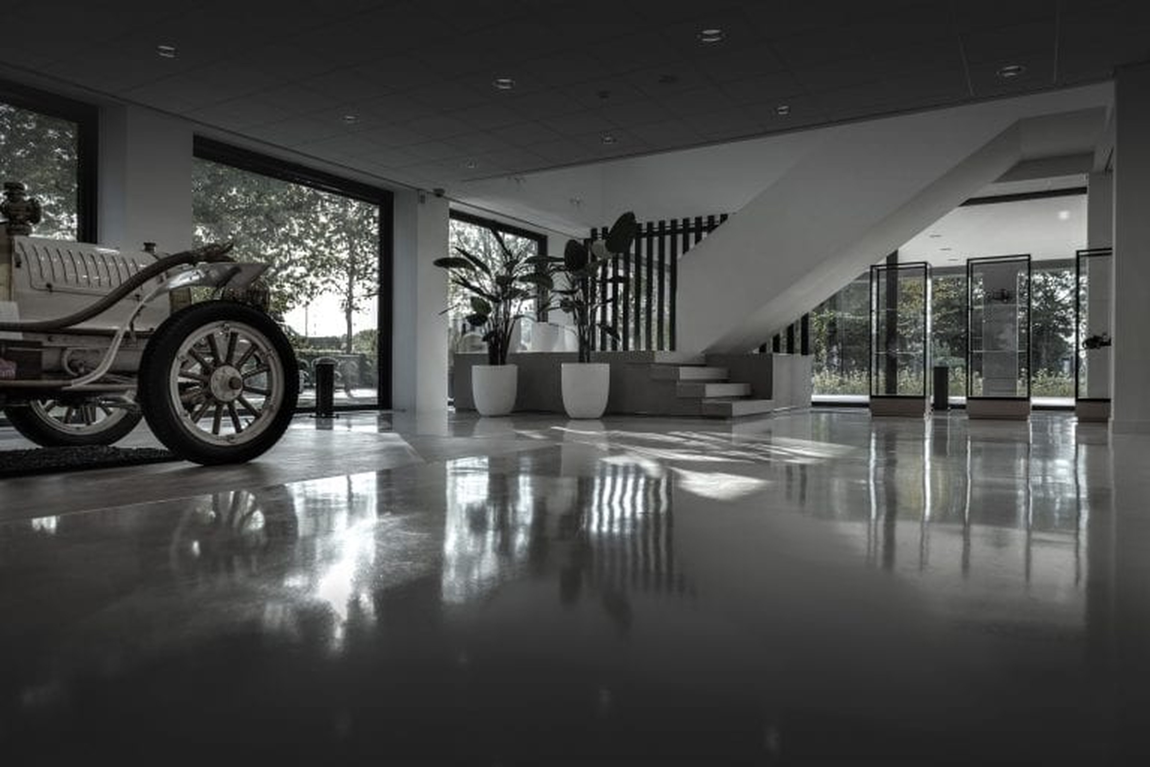 Ingang van de showroom van Autotron Exclusive