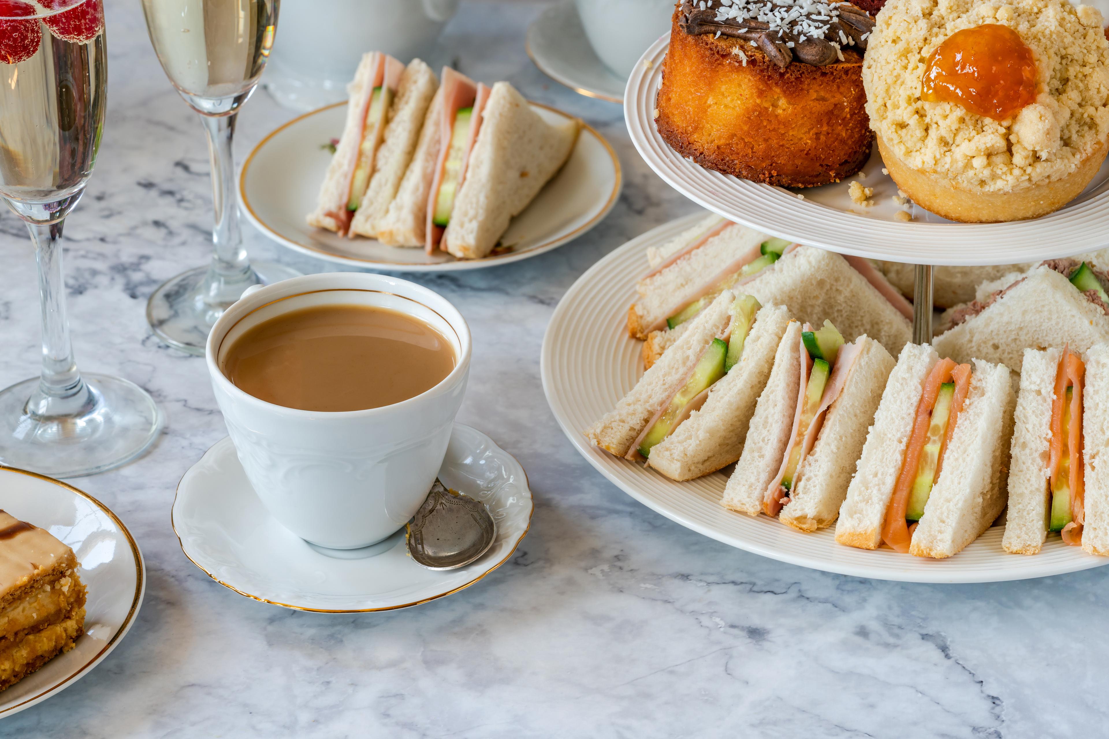 Koffietafel met koffie, lunch, gebak bij Kasteel Steenenburg