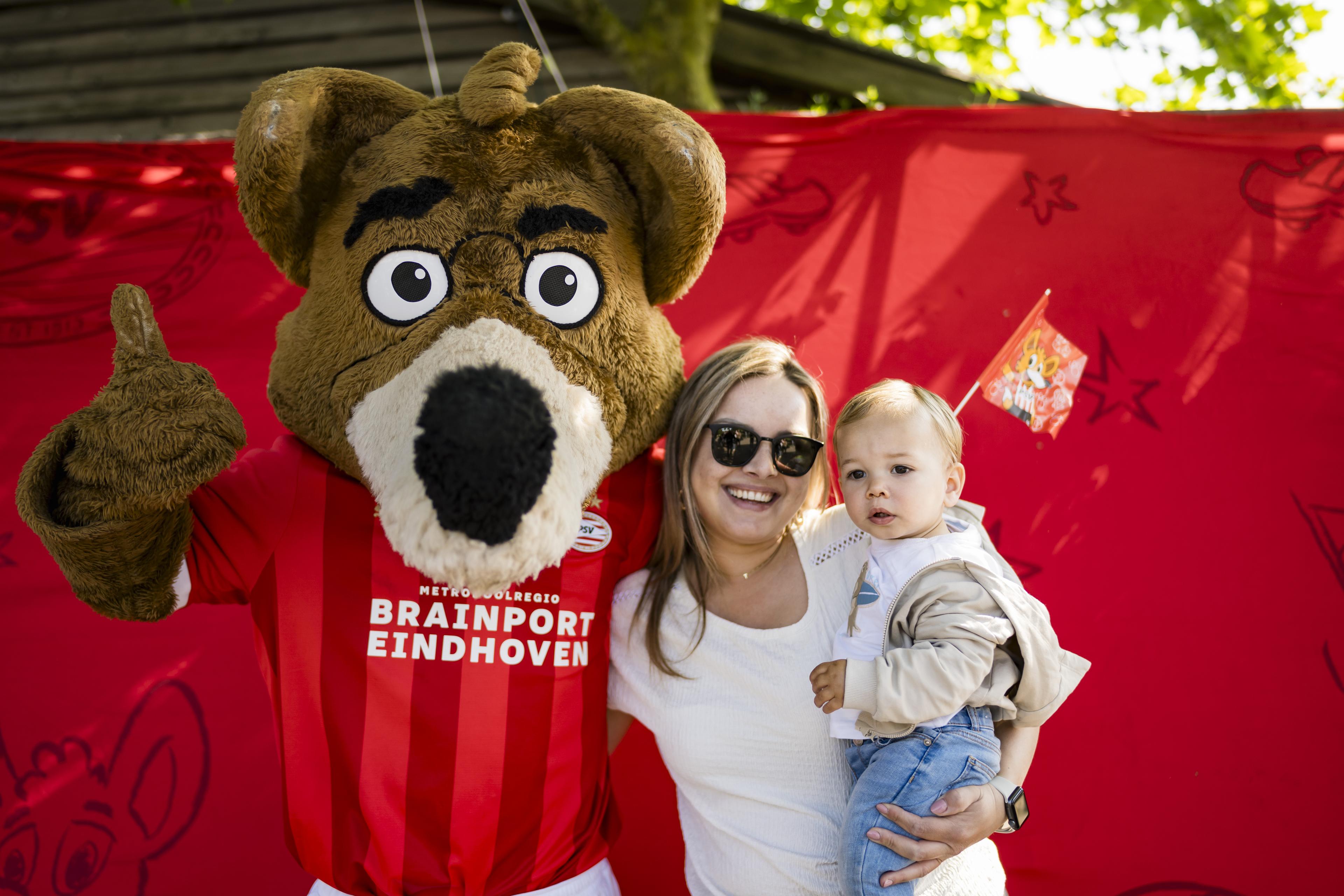 Een vrouw en haar zoon met mascotte Phoxy bij het Phoxy Club Dagje in Eindhoven Zoo.