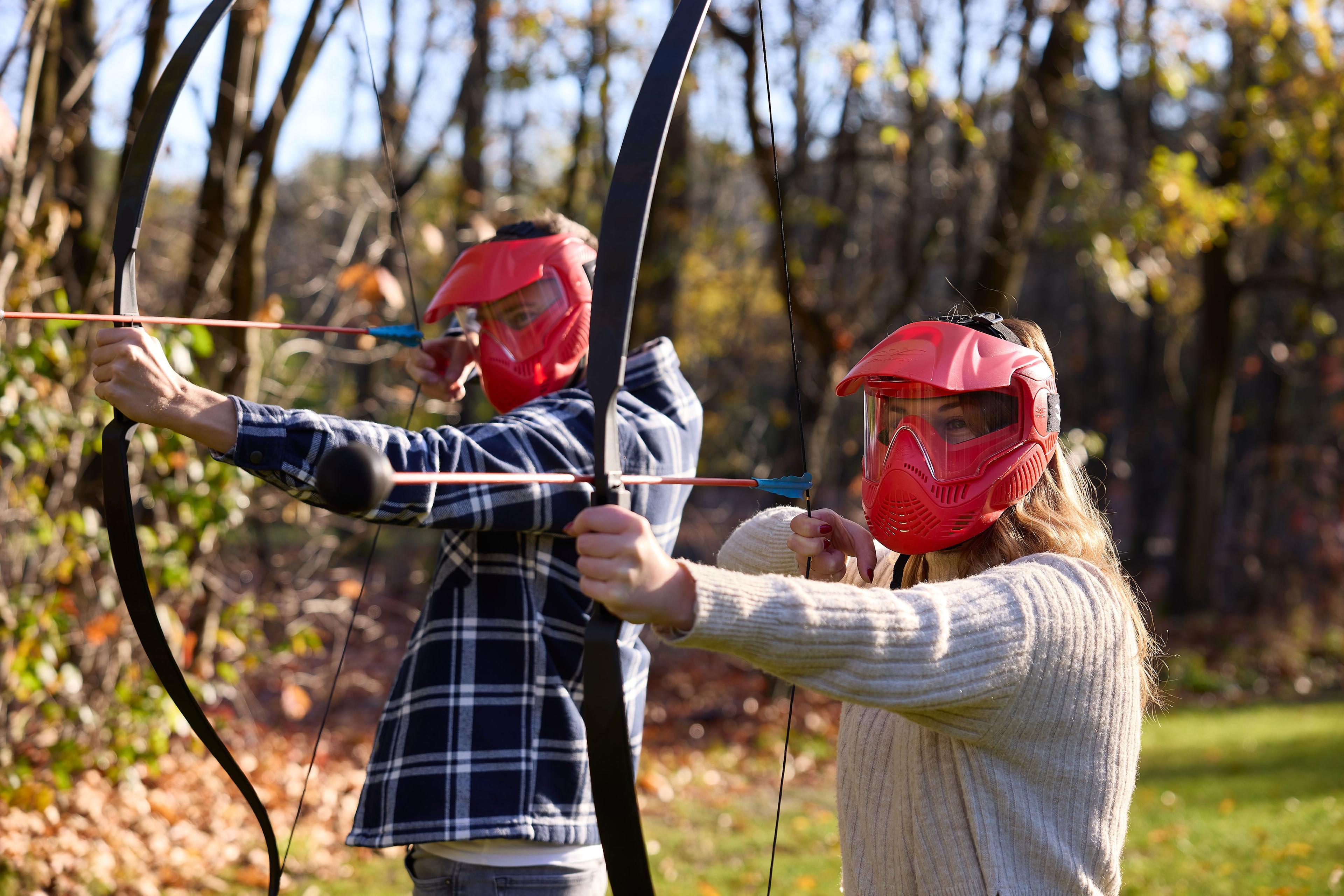 Man en vrouw spelen outdoor archery tag bij Klimrijk Brabant