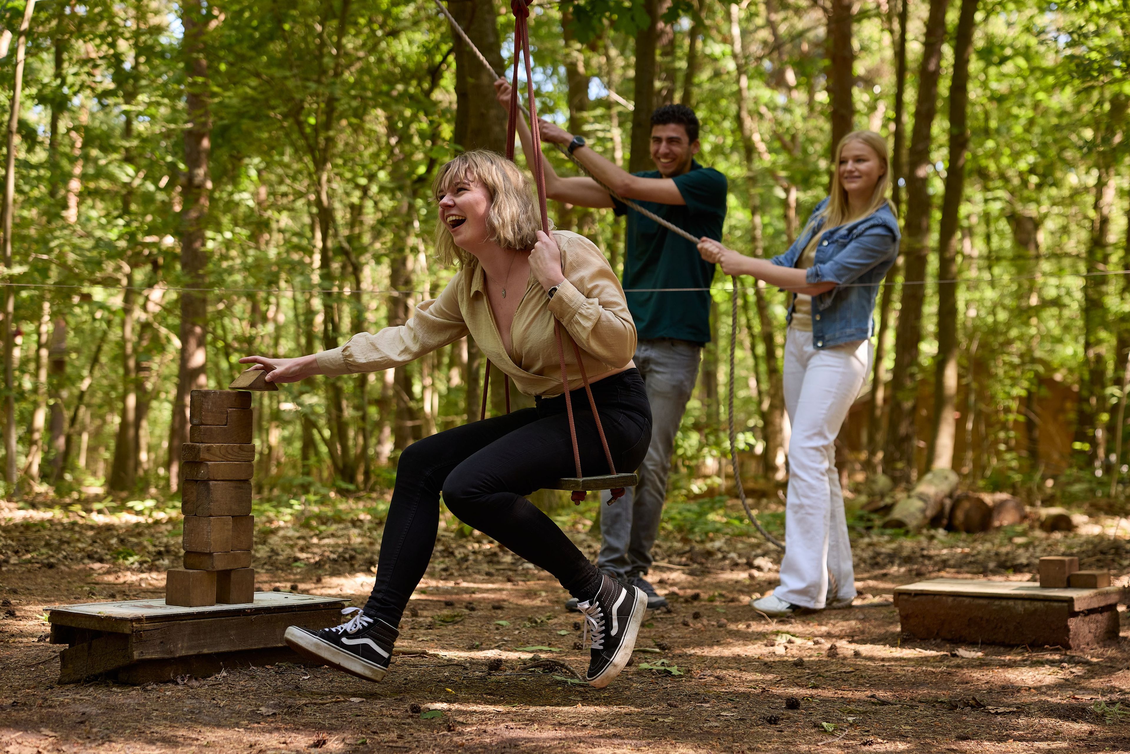 Vrouw speelt zweefmissie tijdens Expeditie Klimrijk bij Klimrijk Brabant