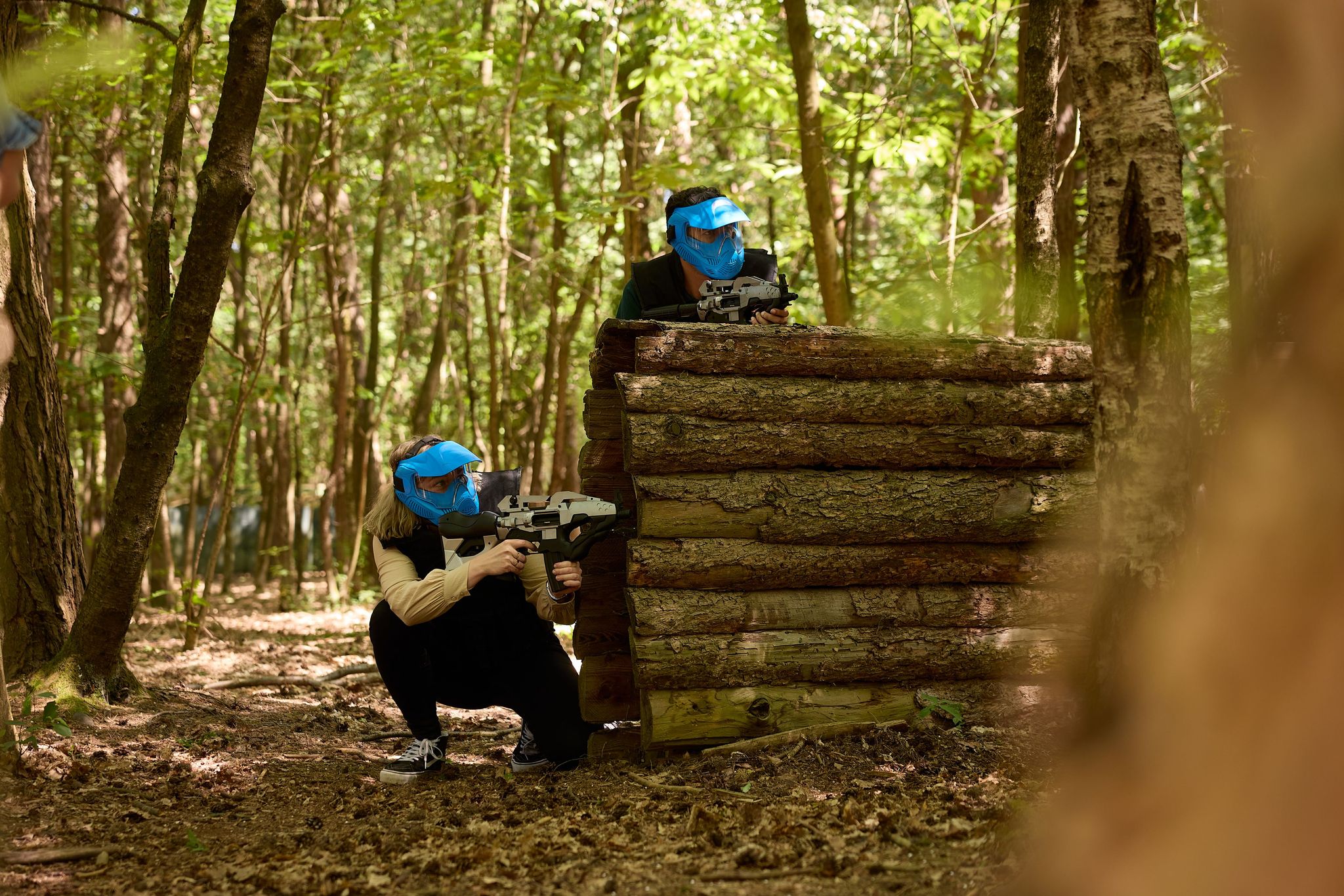 Man en vrouw vanuit schuilplaats aan het airsoften bij Klimrijk Brabant