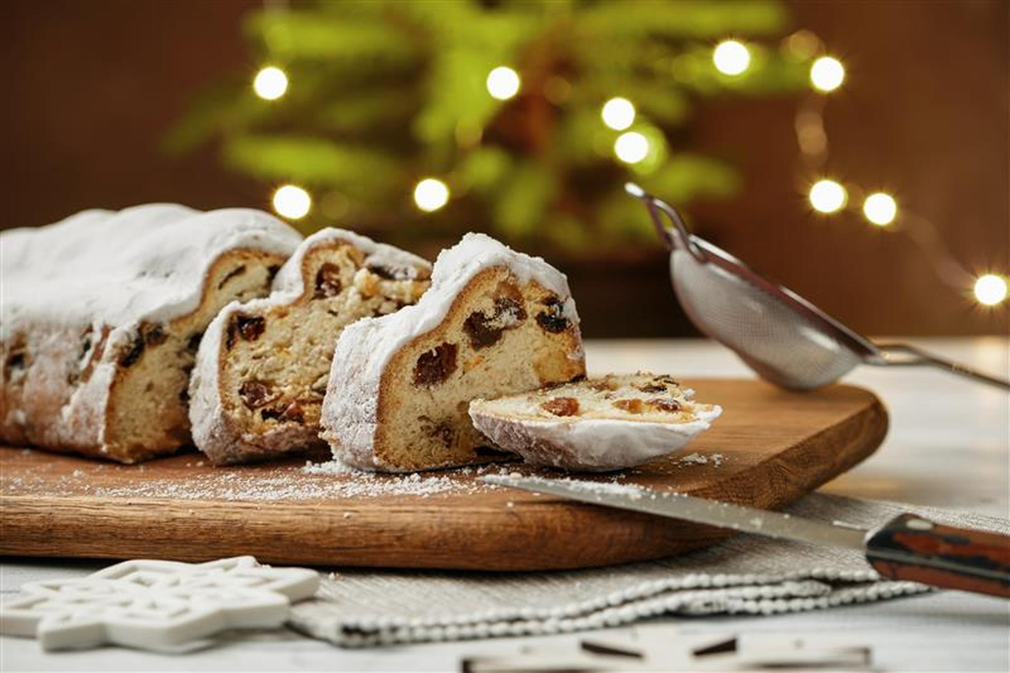 Een aangesneden kerststol