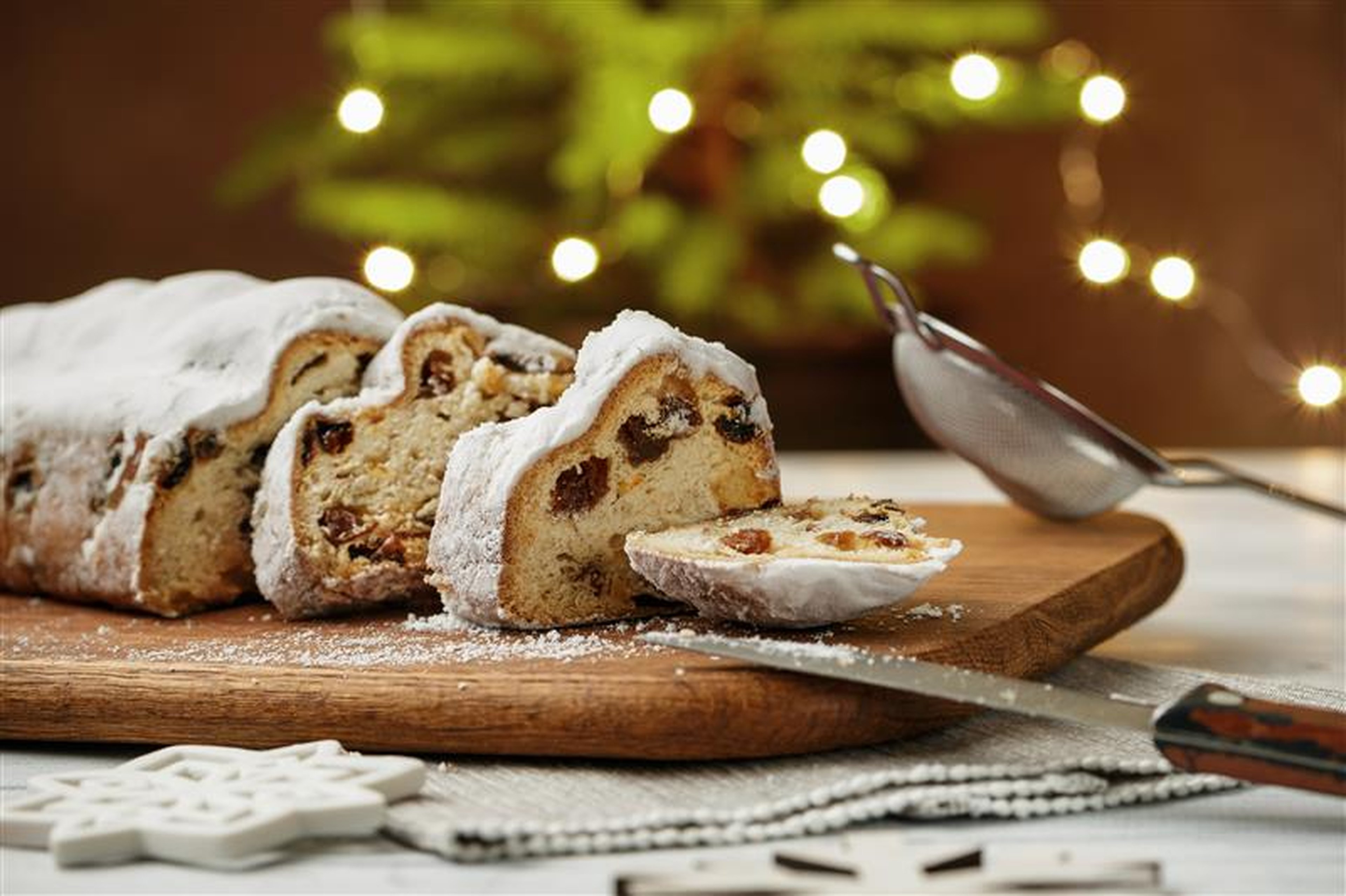 Een aangesneden kerststol
