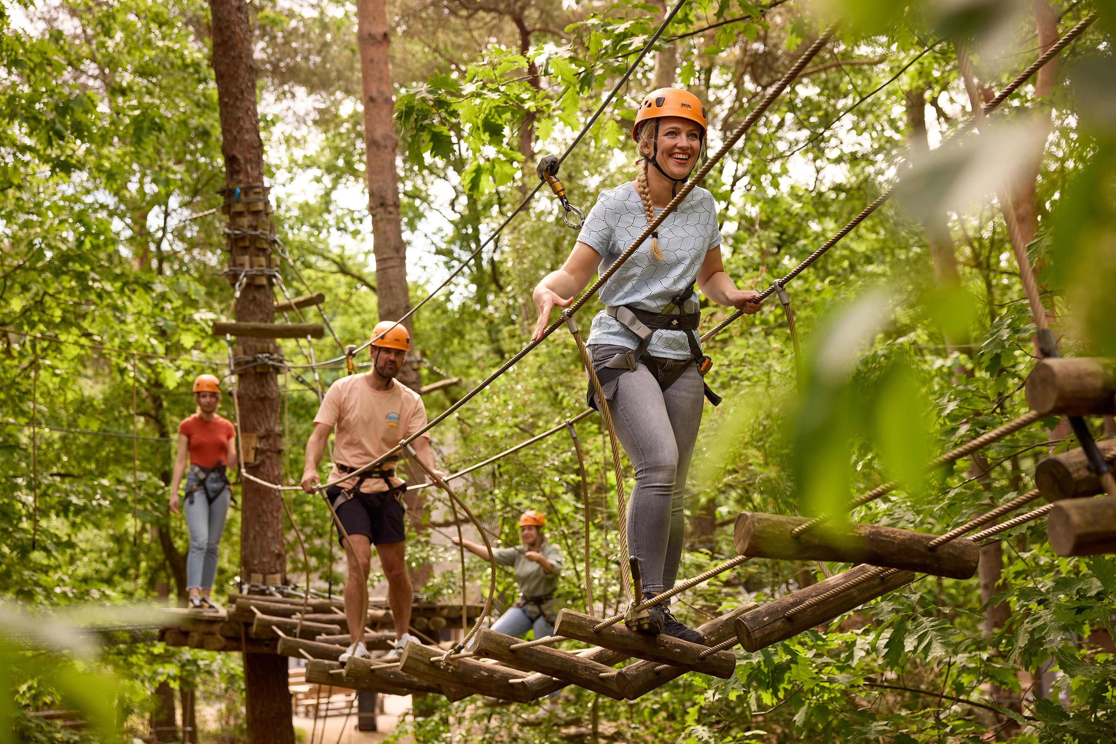 Man en vrouw op obstakel van klimparcours bij Klimrijk Brabant